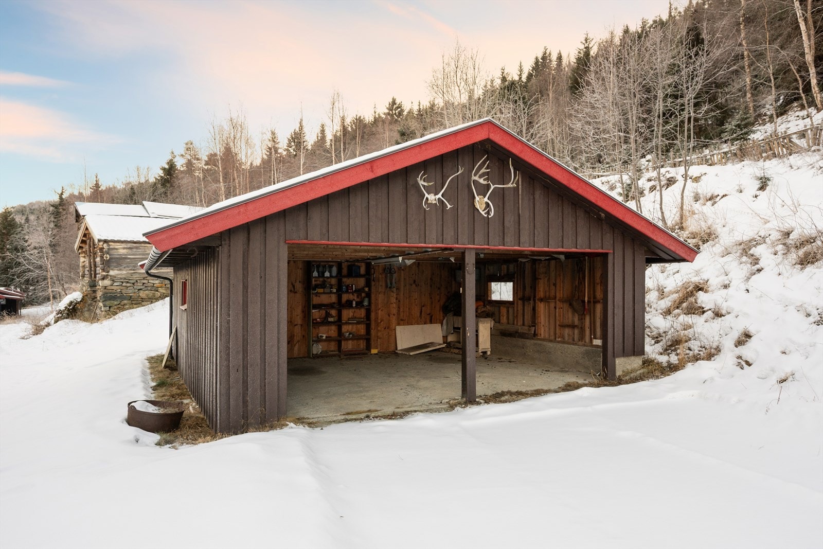 Carport 1- eiendommen består i tillegg av to carportbygg fra 1984. Galleribilde