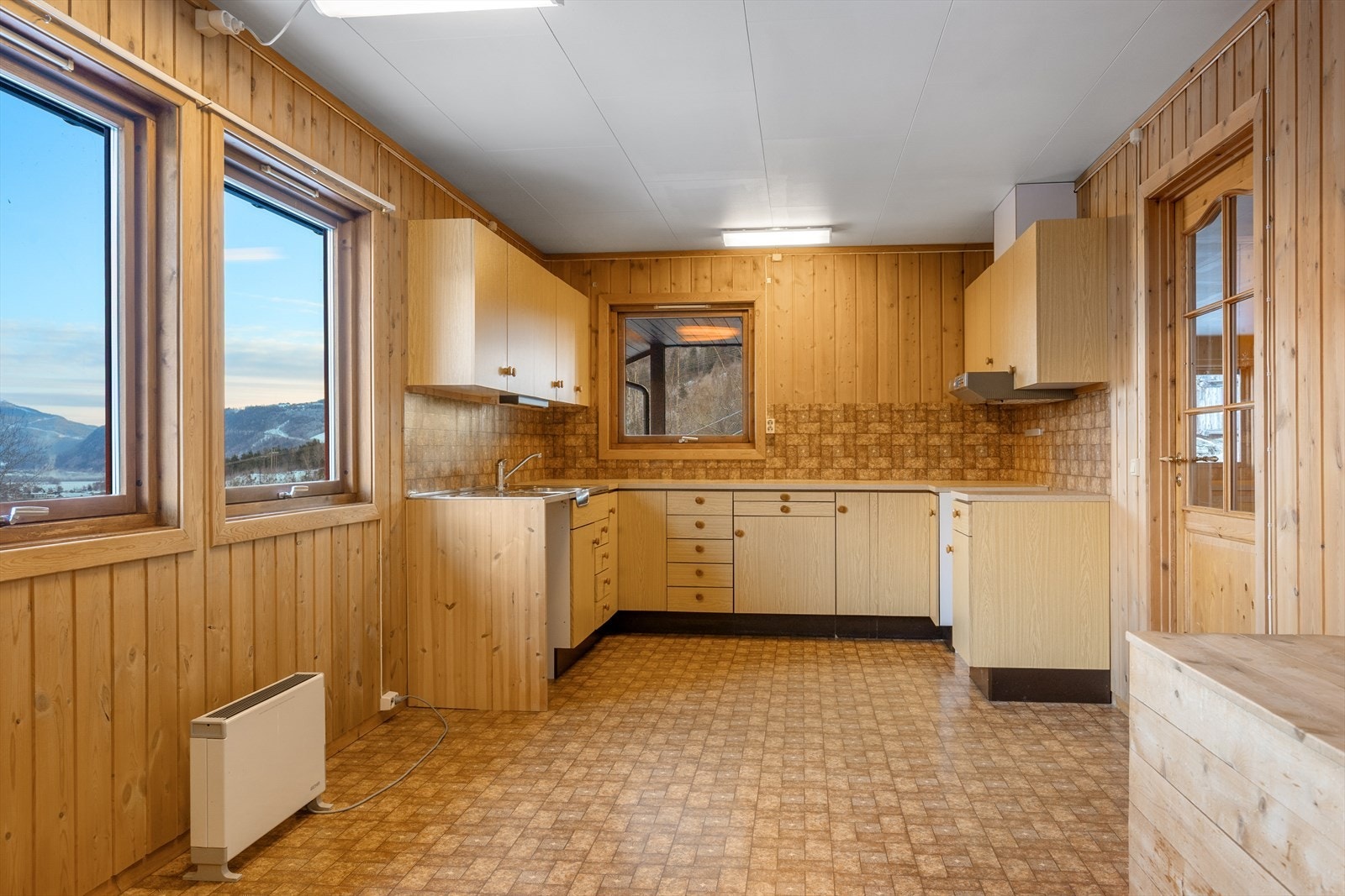 Kjøkkenet ligger adskilt fra stua. Galleribilde