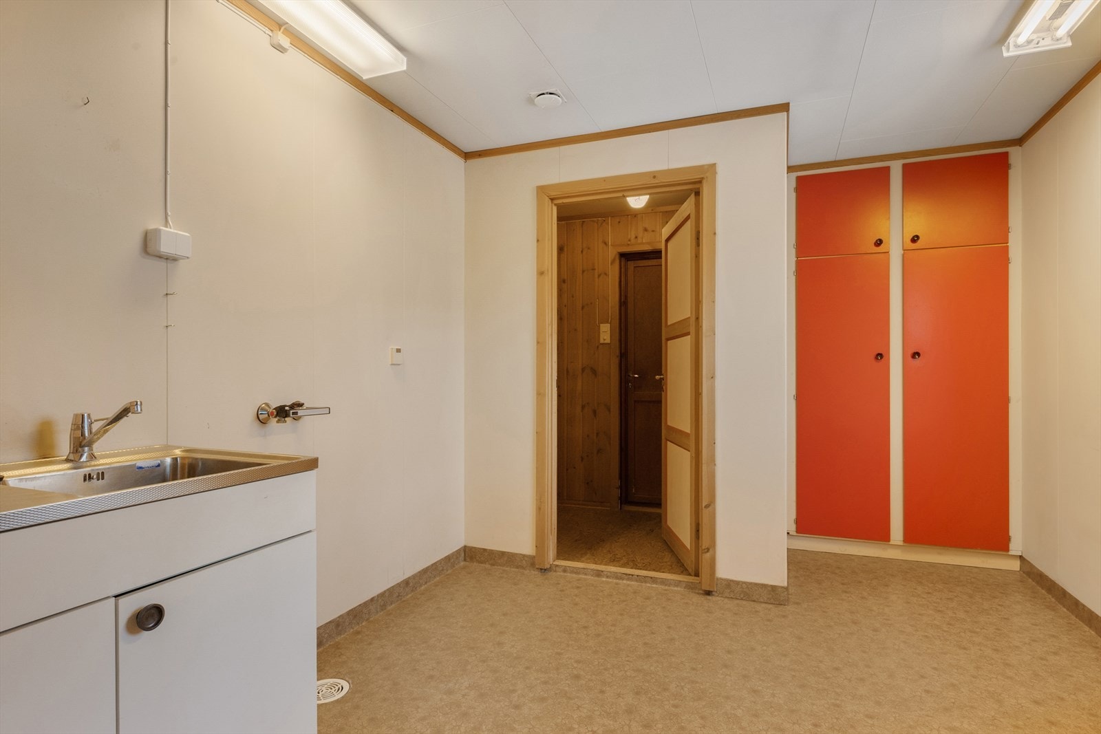 Innenfor kjøkkenet er det tilgang til et praktisk vaskerom med egen inngang. Galleribilde