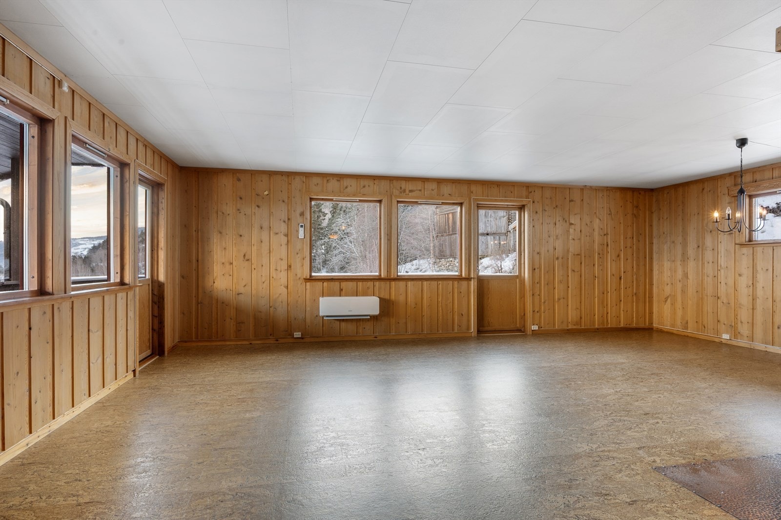 Panelte overflater gir boligen en lunt uttrykk. Galleribilde