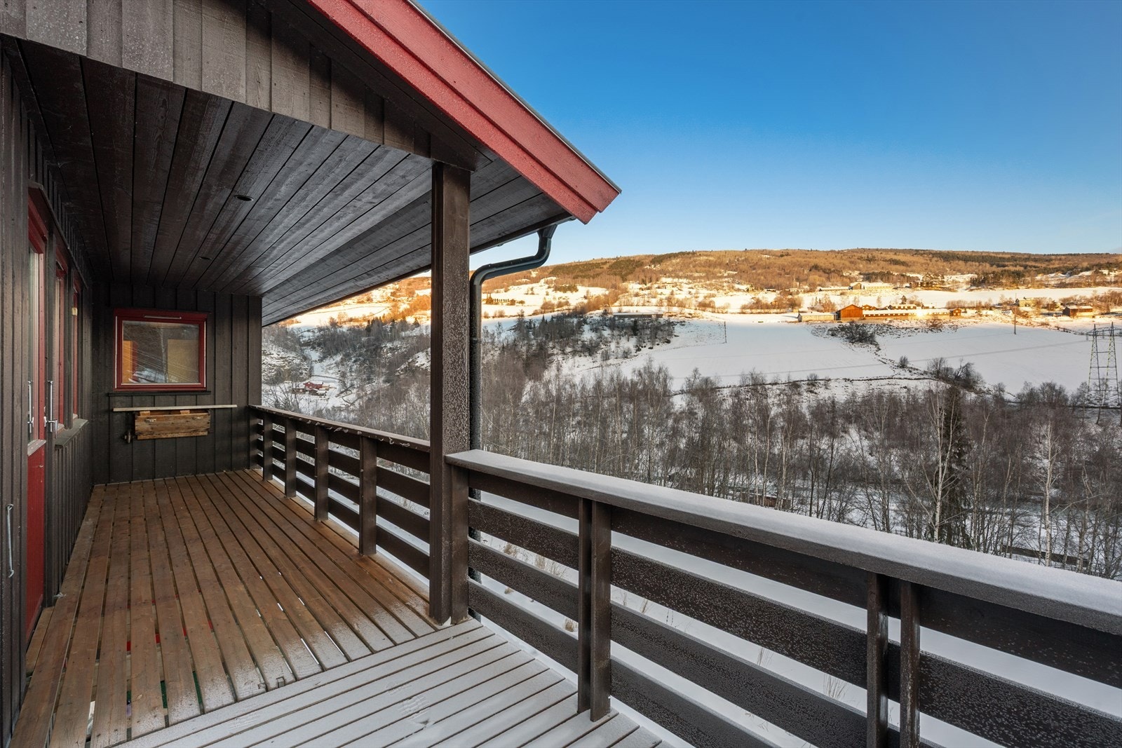 Utenfor stue er det tilgang til dels overbygget veranda. Galleribilde