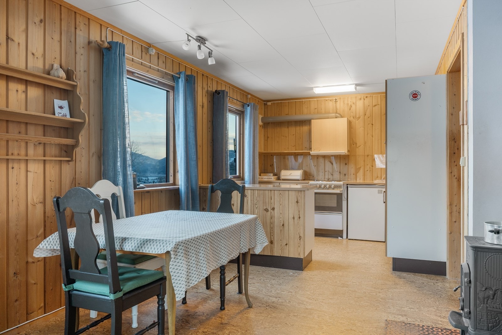 Enkelt innredet kjøkkenkrok. Galleribilde