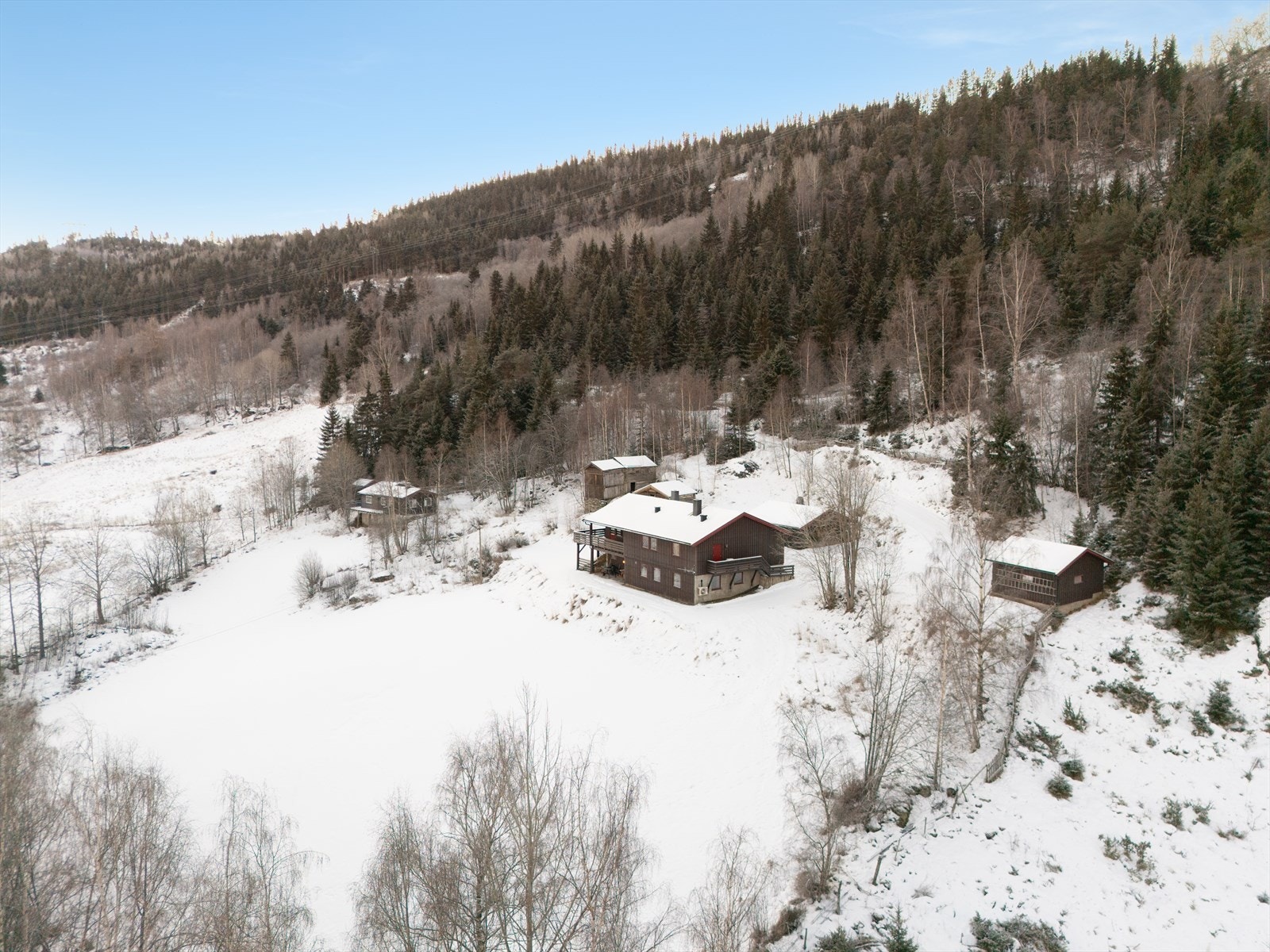 I nærområdet finnes innmarksbeite, og det pågår en prosess om fradeling av skogteig. Galleribilde