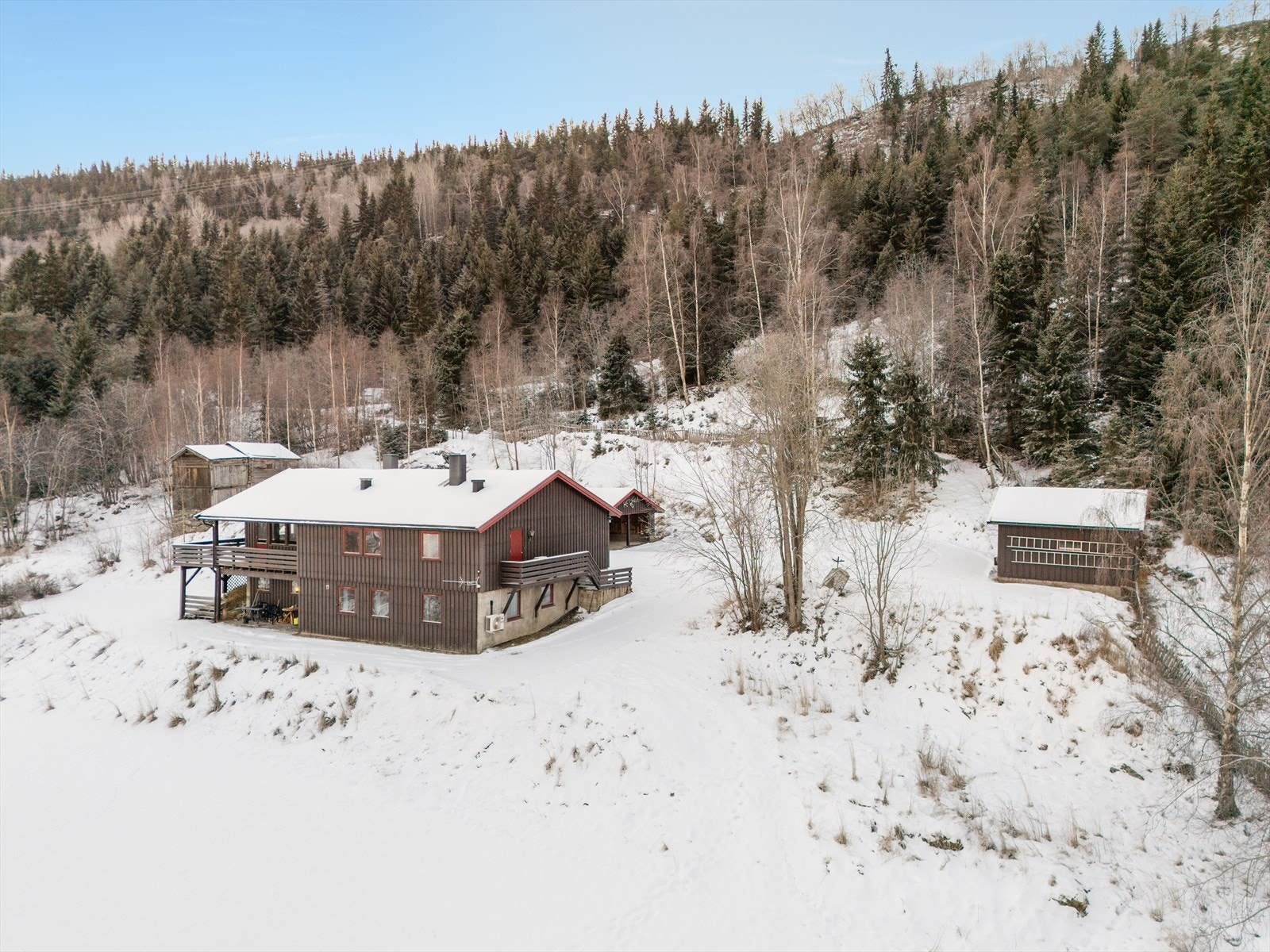 Tomten er i hovedsak skrånende, med flat innkjøring og adkomst. Galleribilde