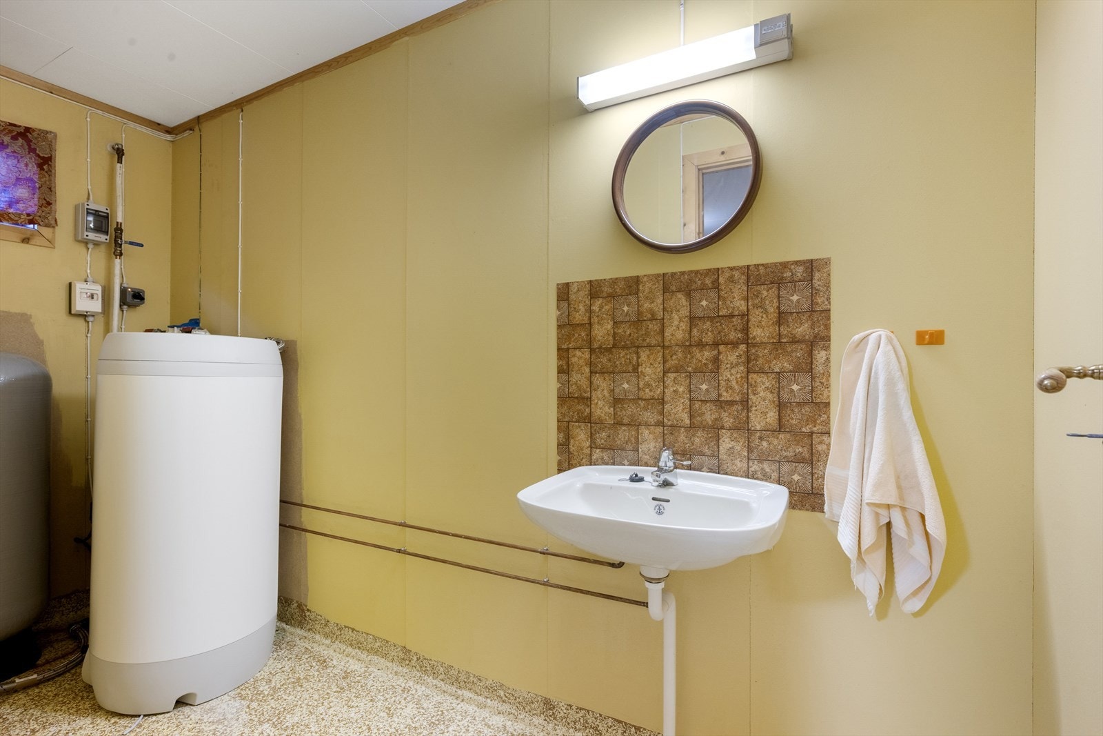 I tillegg inneholder etasjen et teknisk rom/bod. Det opplyses om at det ved hulltaking ble målt fukt. Galleribilde