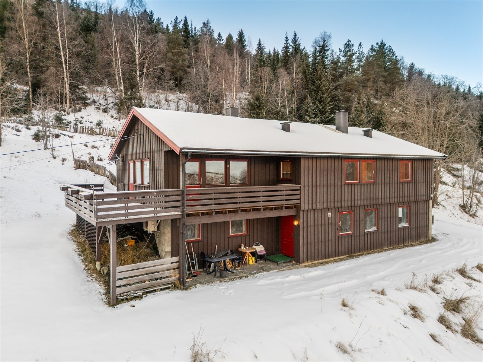 Eiendommen ligger på en svært romslig tomt på litt over 127 mål. Galleribilde