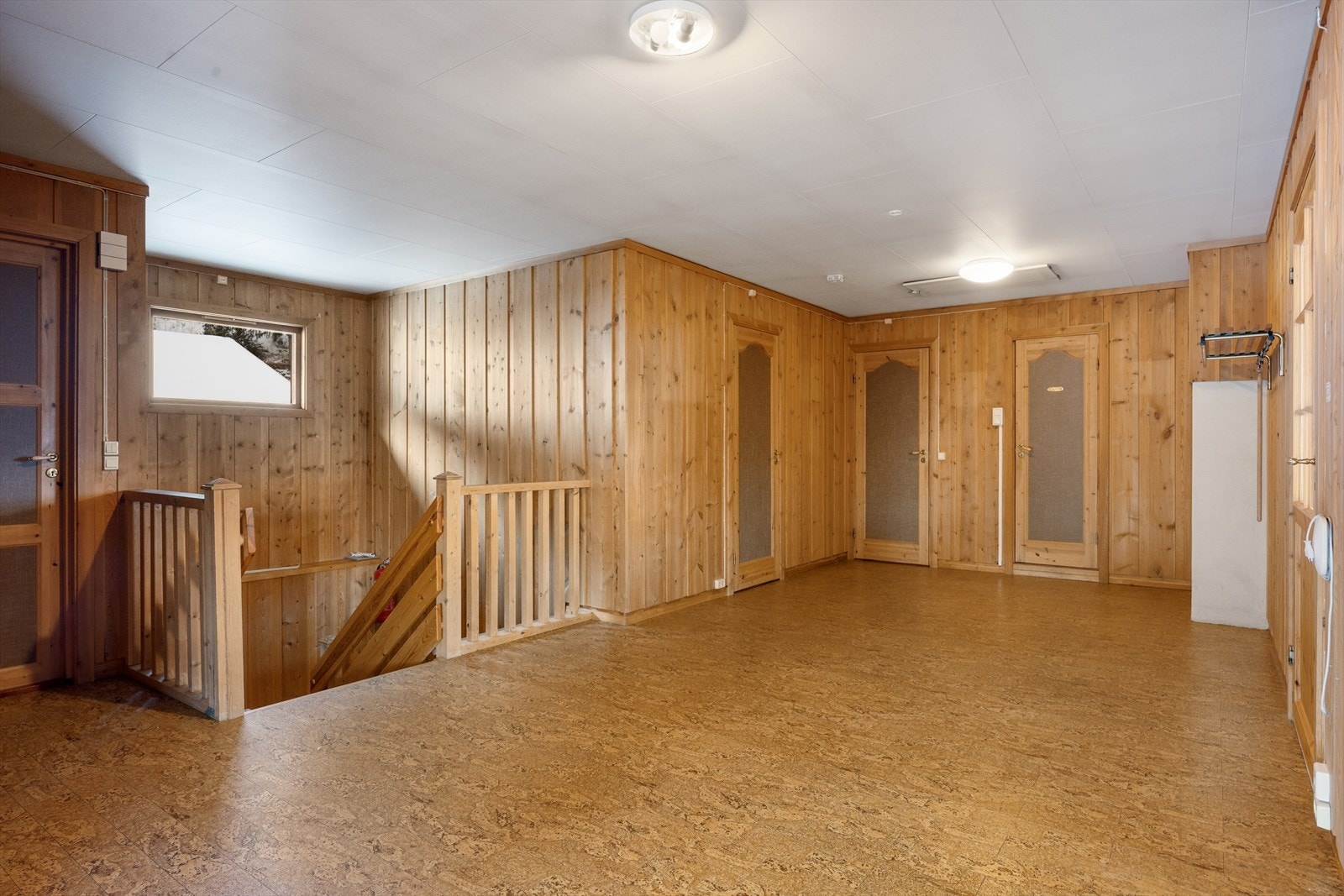 Fra hallen er det adkomst til etasjens respektive rom, og det er trapp ned til underetasjen. Galleribilde