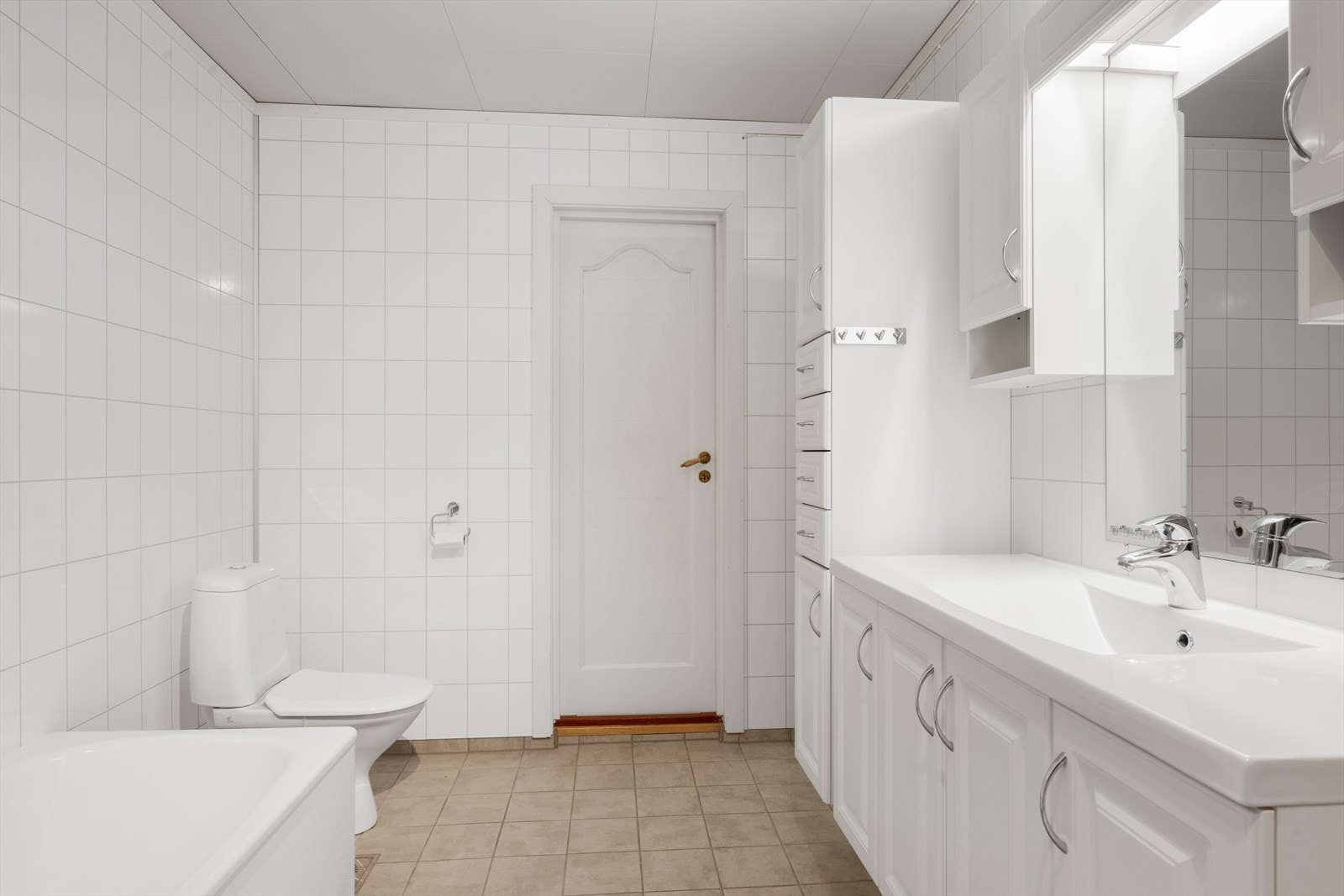 Rommet er innredet med en romslig og tidløs innredning, dusjnisje, badekar og gulvmontert wc. Galleribilde