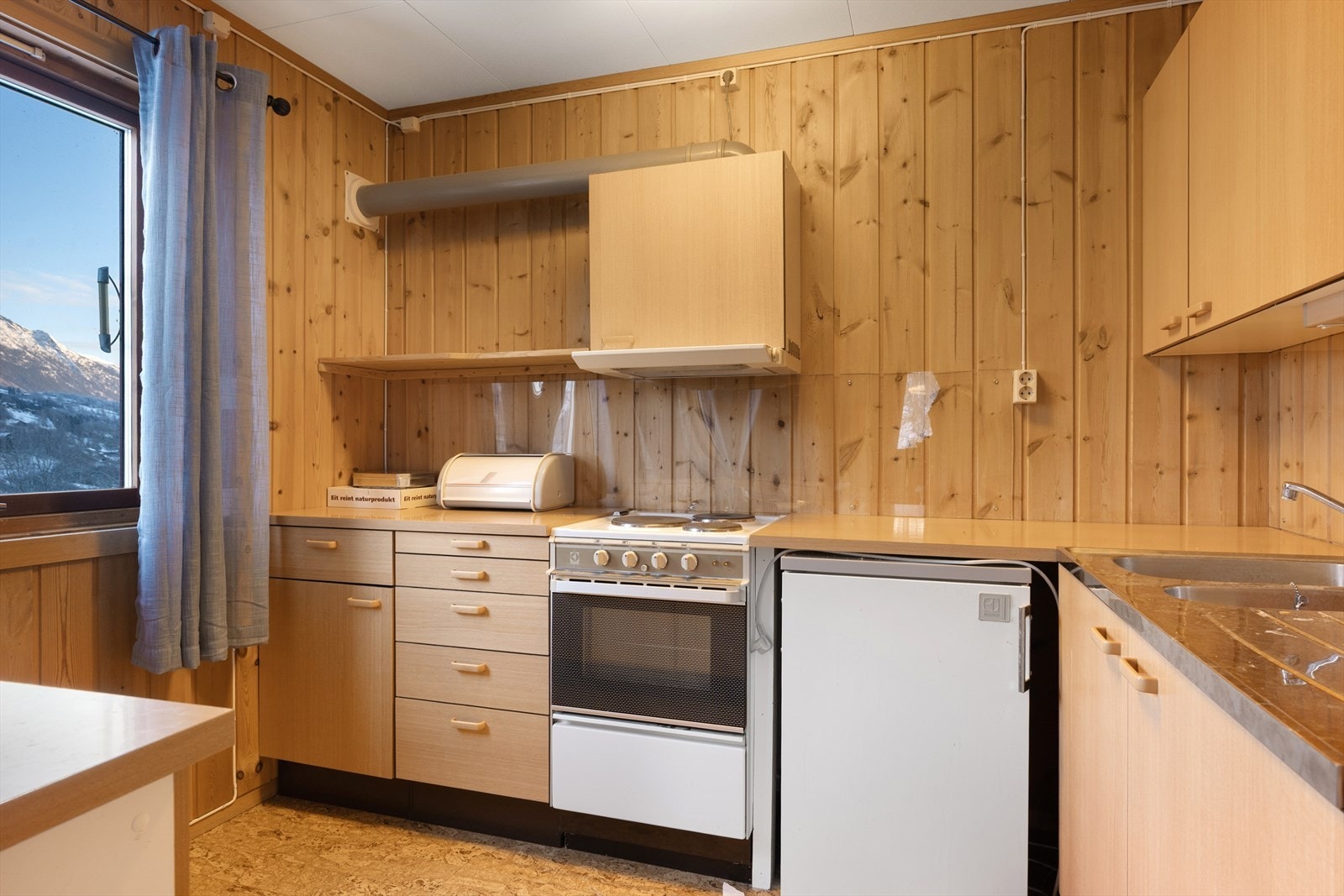 Innredningen har glatte fronter og benkeplate i laminat. Galleribilde