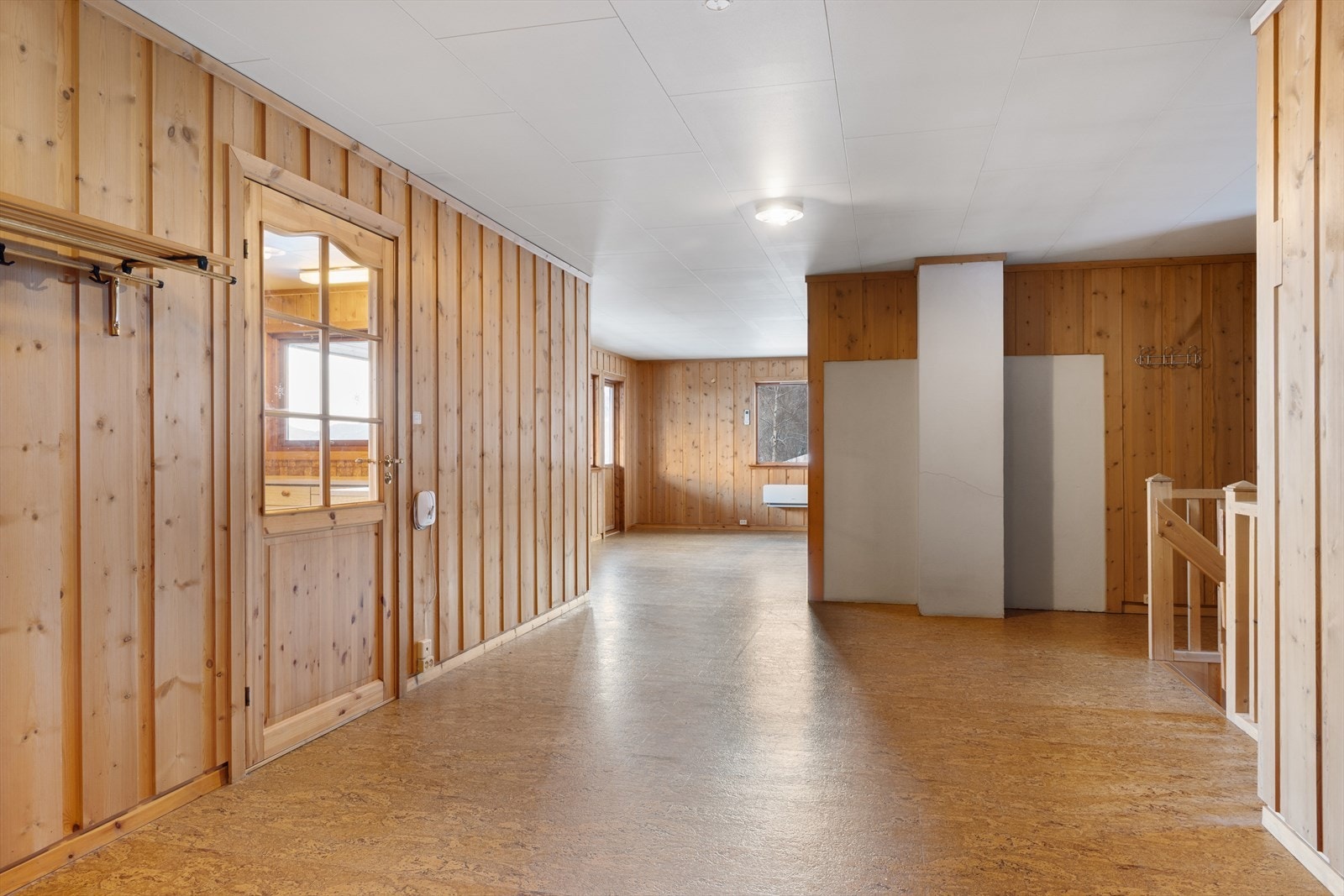 Fra entréen kommer man inn i en romslig hall. Galleribilde