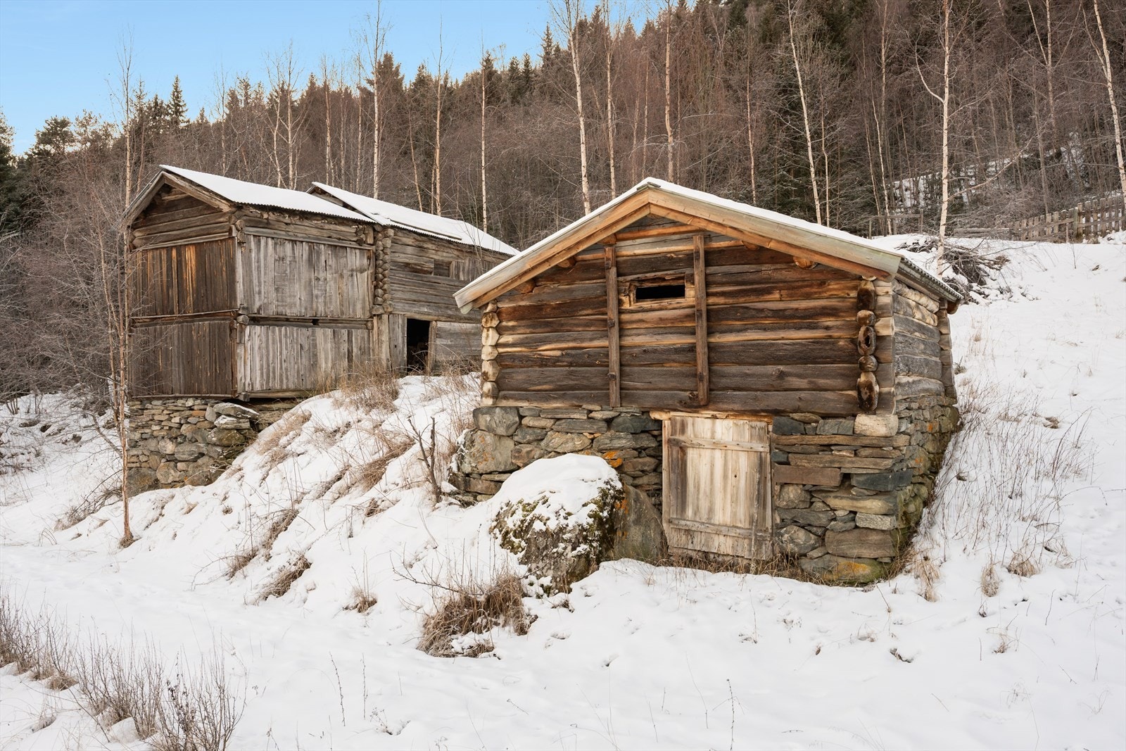 Et gammelt fjøs og en låve inngår også i eiendommen. Galleribilde