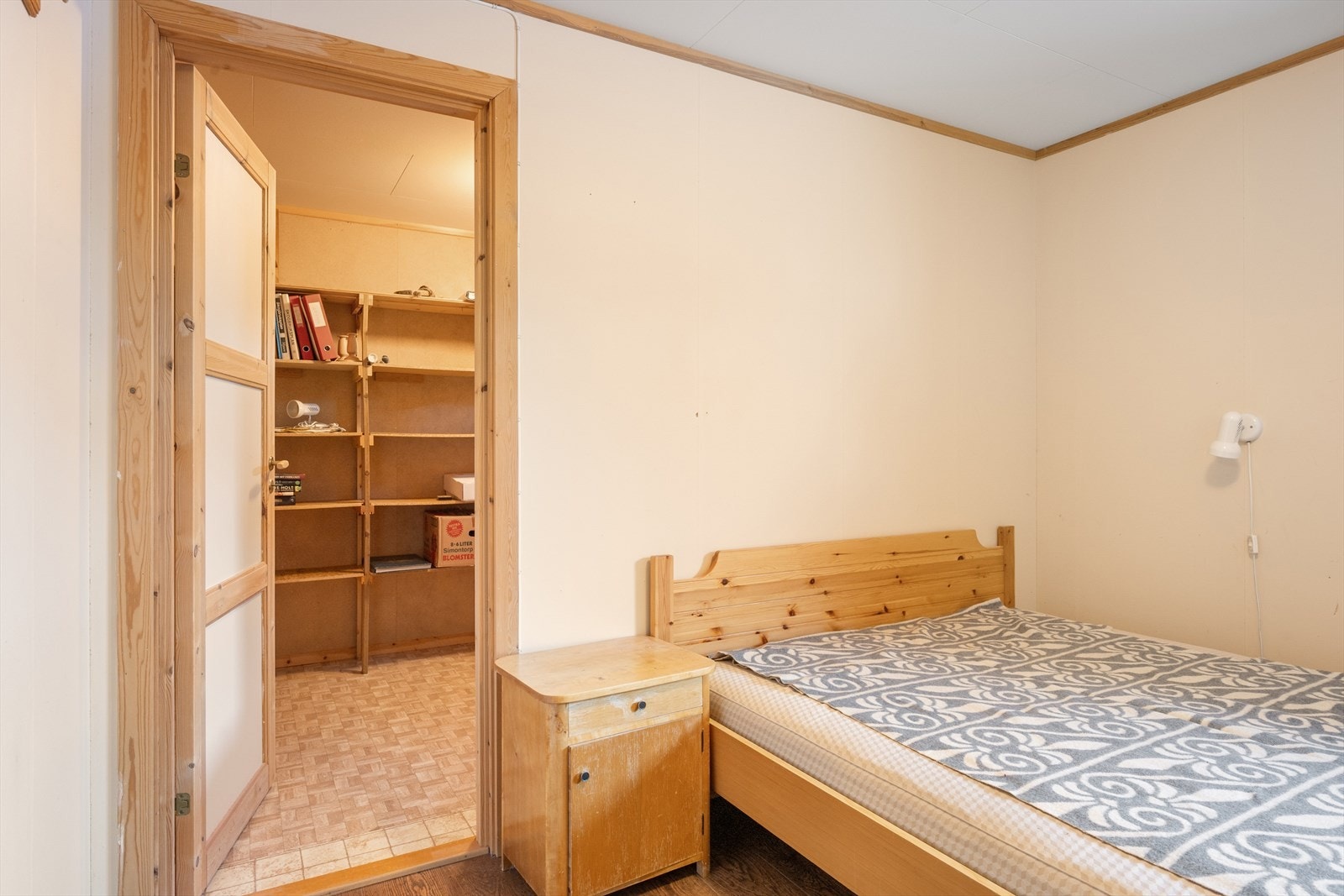 Praktisk bod-/garderoberom innenfor soverommet. Galleribilde