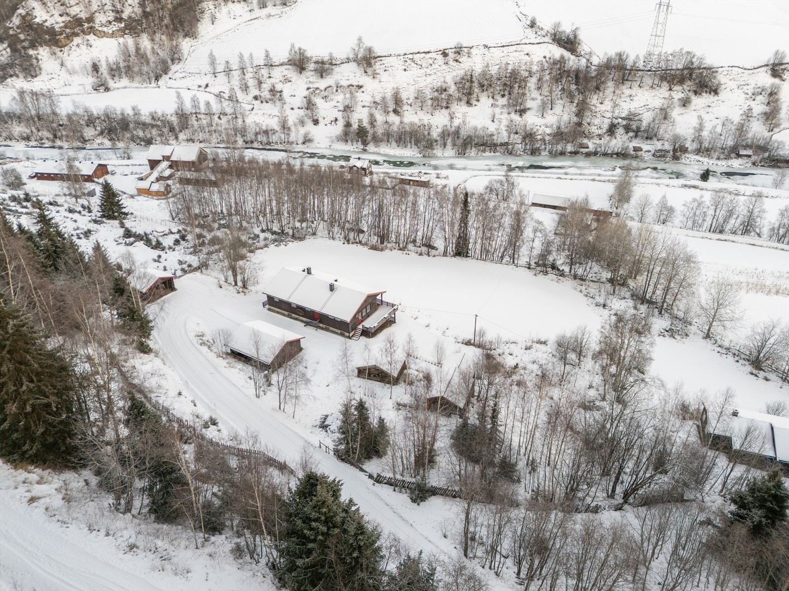 Fra eiendommen regnes ca 5 minutters kjøring til barnehage og skole, samt dagligvare og ulike servicetilbud. Galleribilde