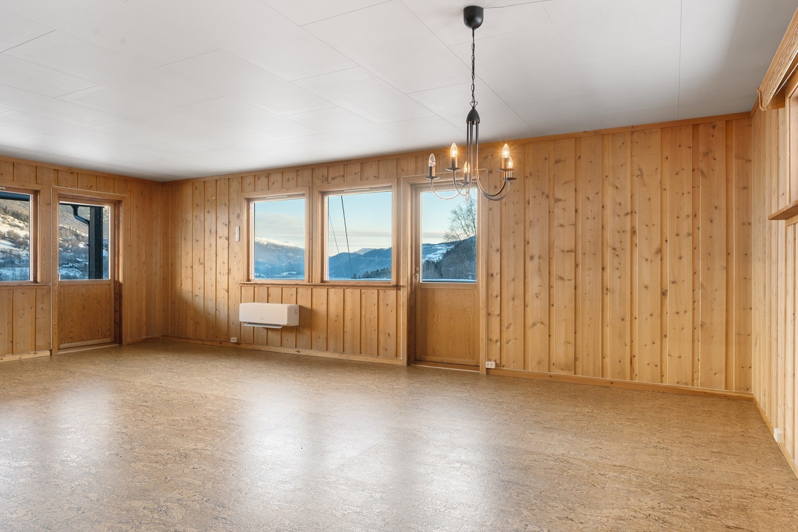 Stua er møbleringsvennlig og det er fin utsikt mot nærliggende områder. Galleribilde