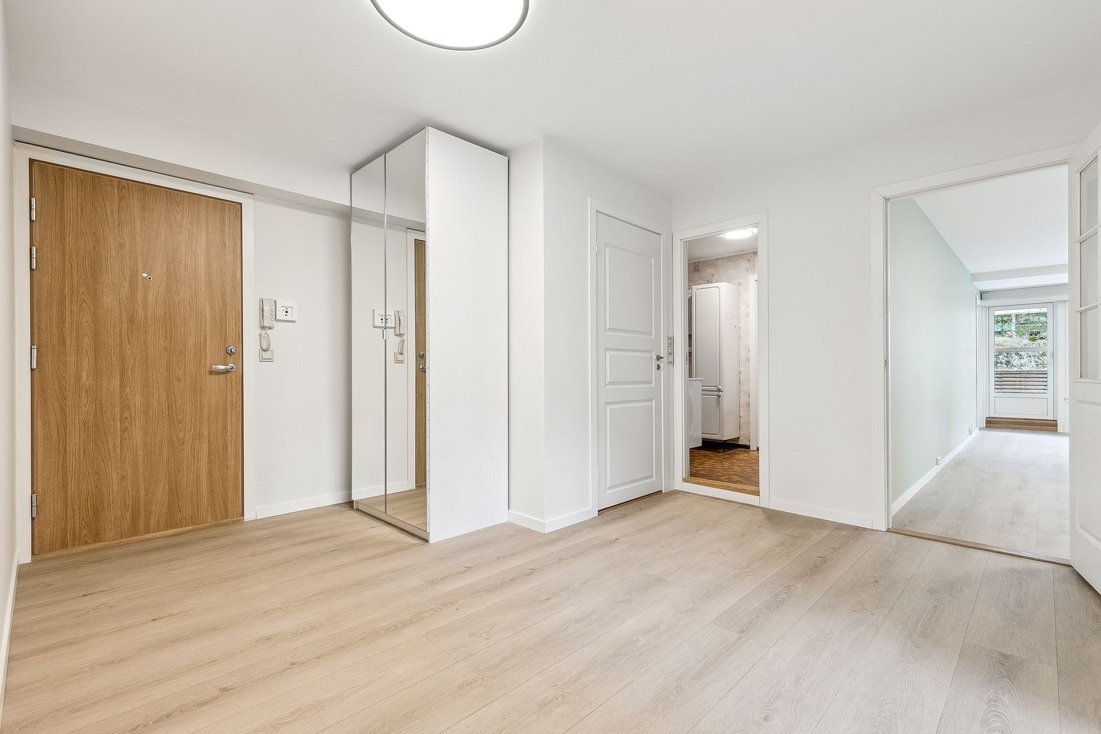 Stor gang med god plass til å henge fra seg yttertøy og sette fra seg sko. Galleribilde