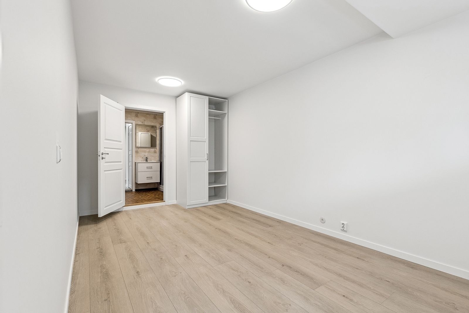 Soverom nr 3: Flott soverom med egen inngang rett til badet. Galleribilde