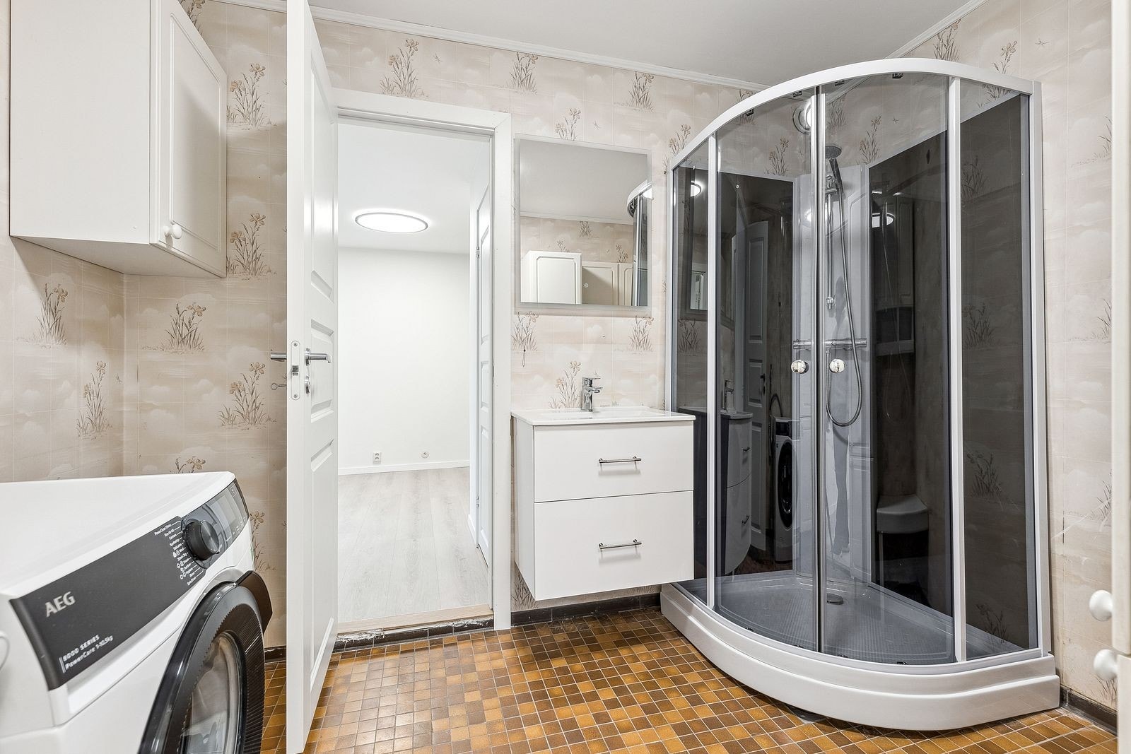 Bad med dusjkabinett og vaskemaskin medfølger Galleribilde