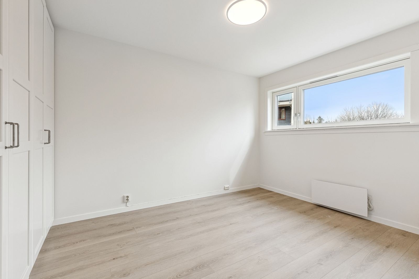 Soverom nr 2 med god skapplass Galleribilde