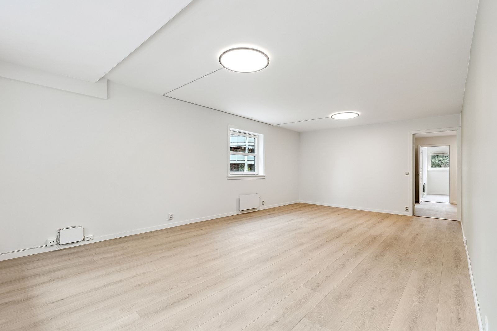 Luftig stue med gode møbleingsmuligheter Galleribilde