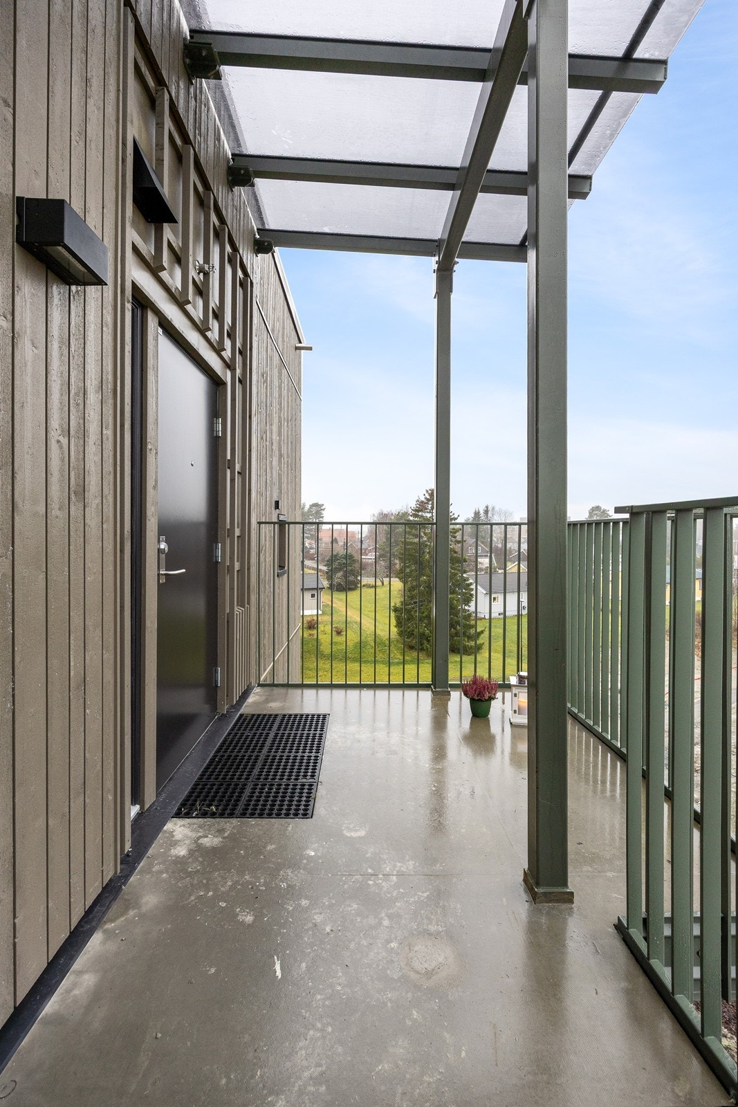 Det er adkomst opp til leilighetsplan via svalgang. Galleribilde