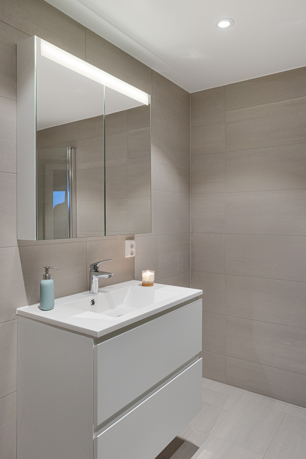 Rommet har avsatt plass med opplegg til vaskemaskin og tørketrommel. Galleribilde