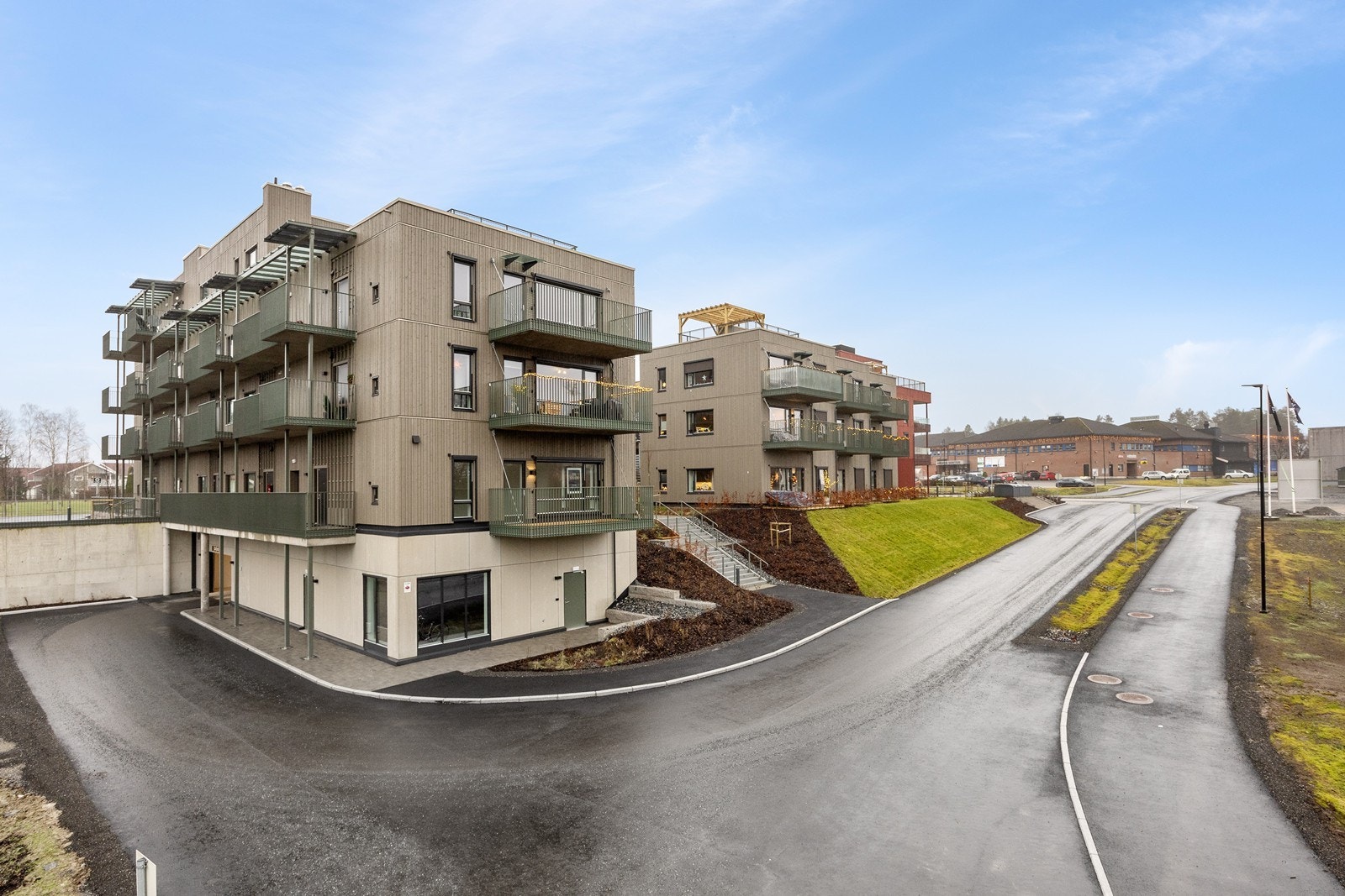 Nedkjøringen til garasjen er på baksiden under bygget. Det er heis opp til leilighetsplan fra garasjen. Galleribilde