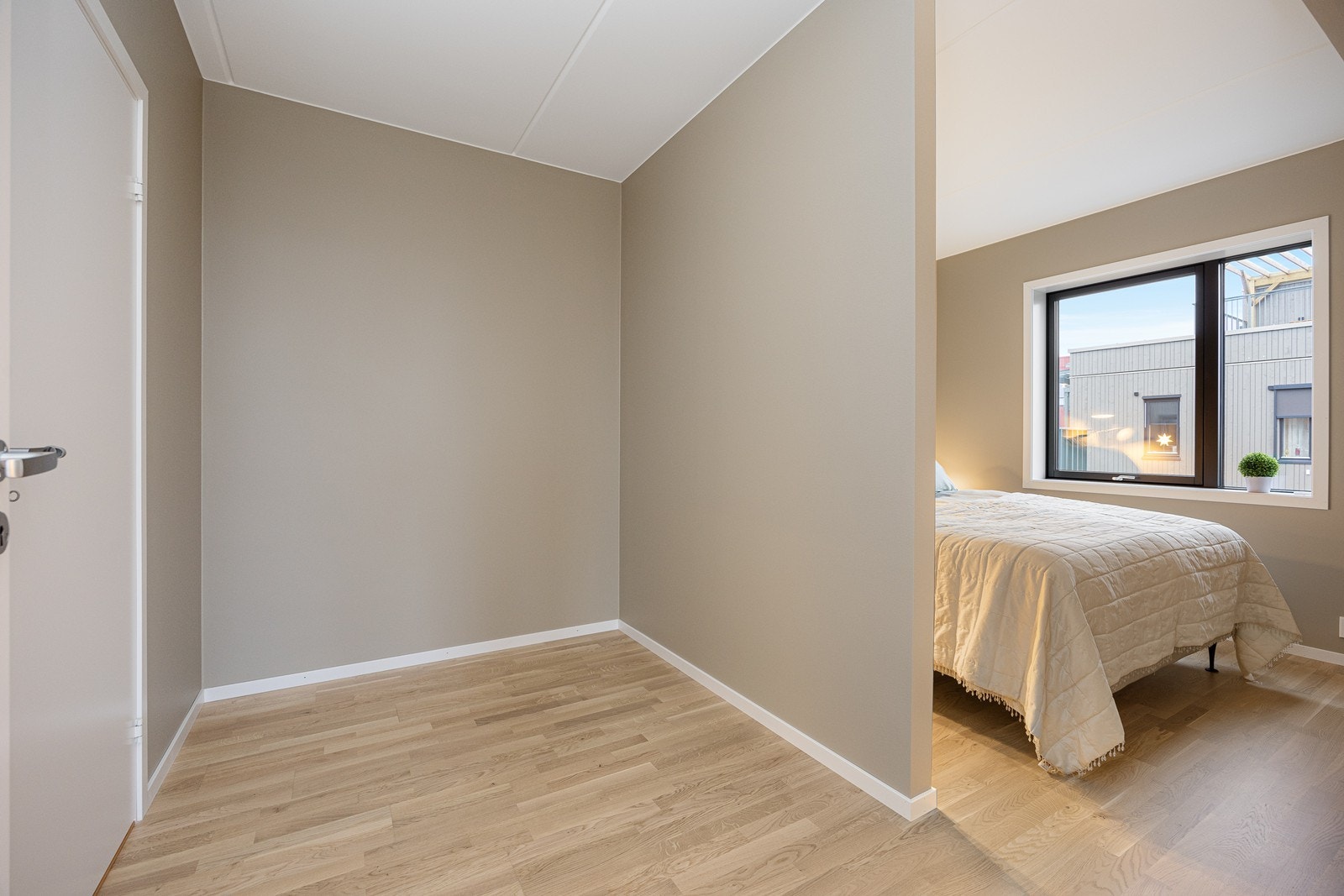 I hovedsoverom er det nisje som passer perfekt for å etablere en walk-in garderobeløsning. Galleribilde