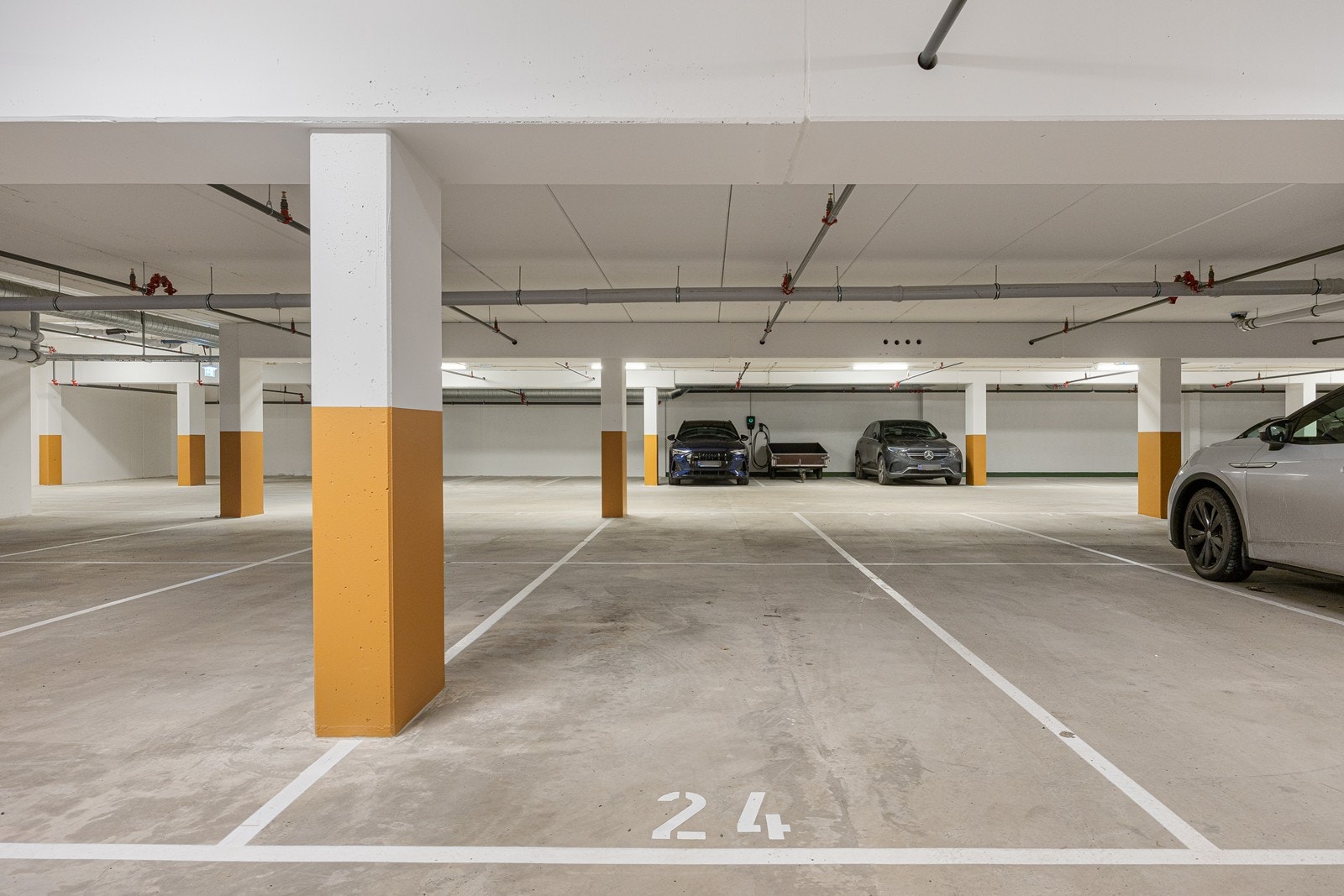 Leiligheten har en parkeringsplass i felles garasjekjeller. Galleribilde