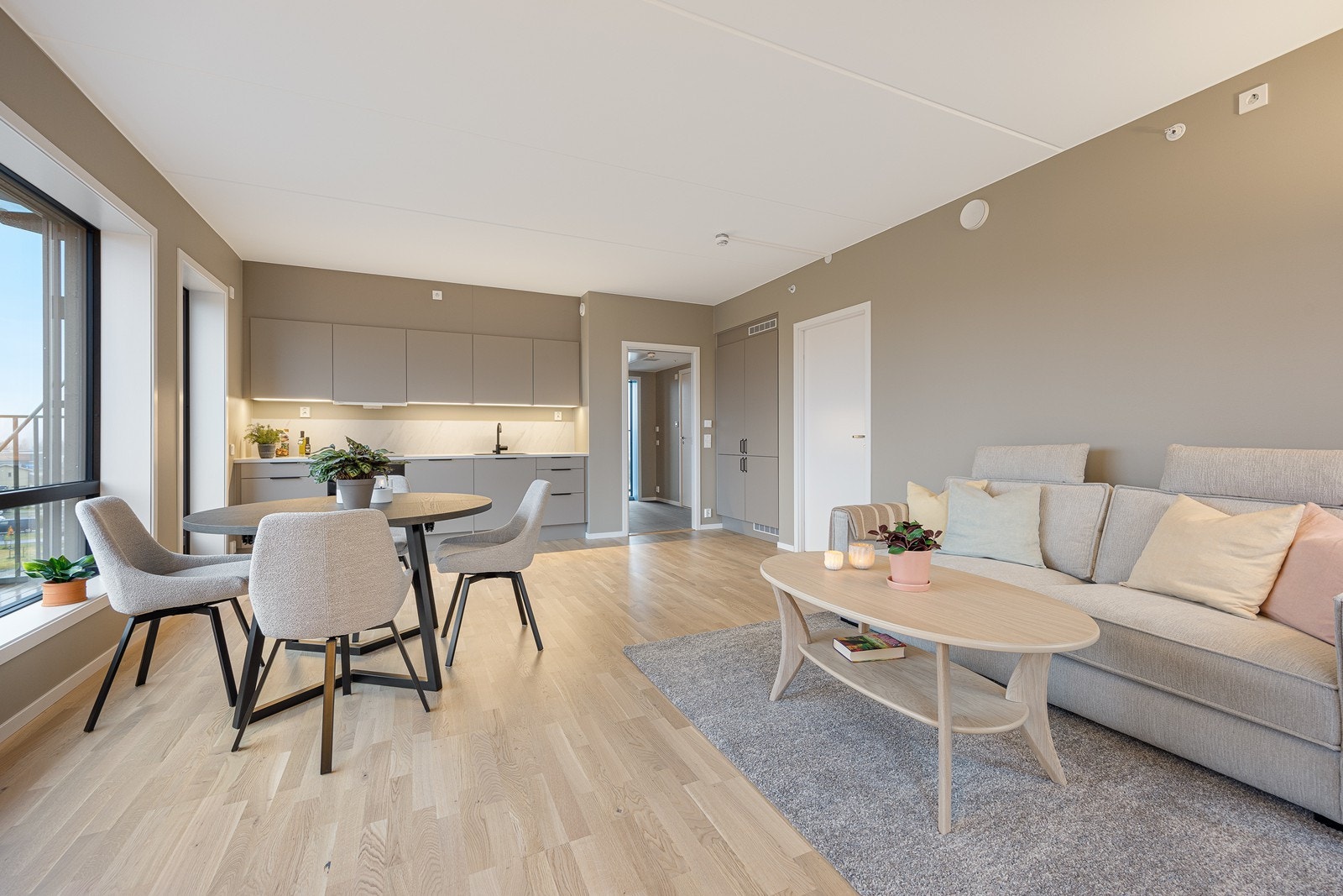 Kjøkkenet er i en smakfull nyanse som harmonerer godt med veggenes farge. Galleribilde