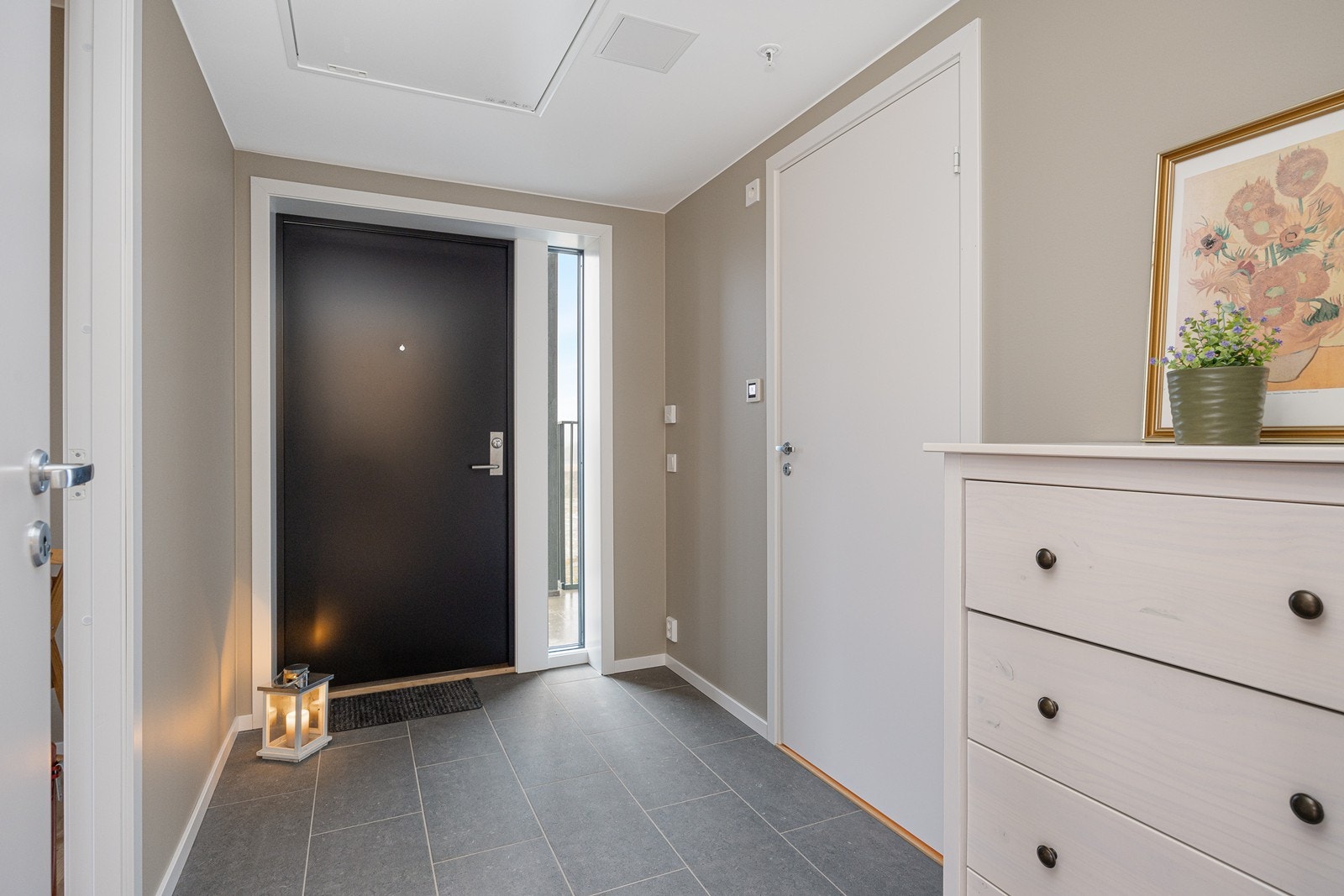 Entreen er av fin størrelse og har praktiske fliser på gulvet. Galleribilde