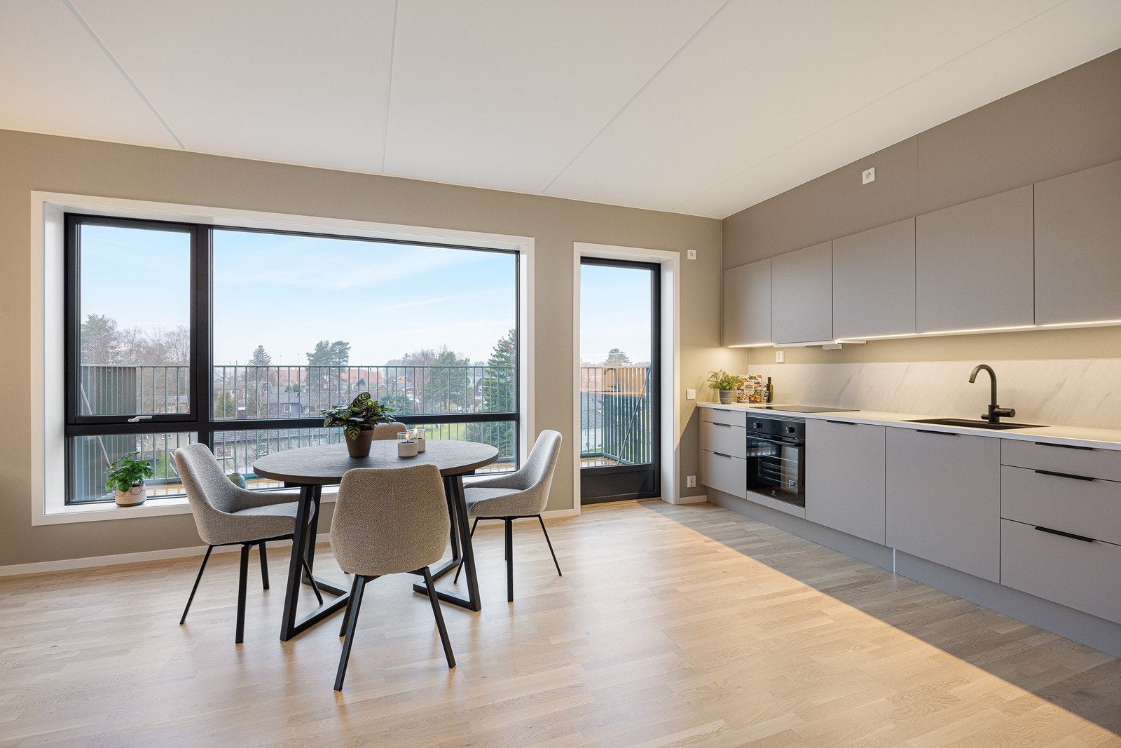 Balkongen har adkomst ut fra stue/kjøkken. Galleribilde