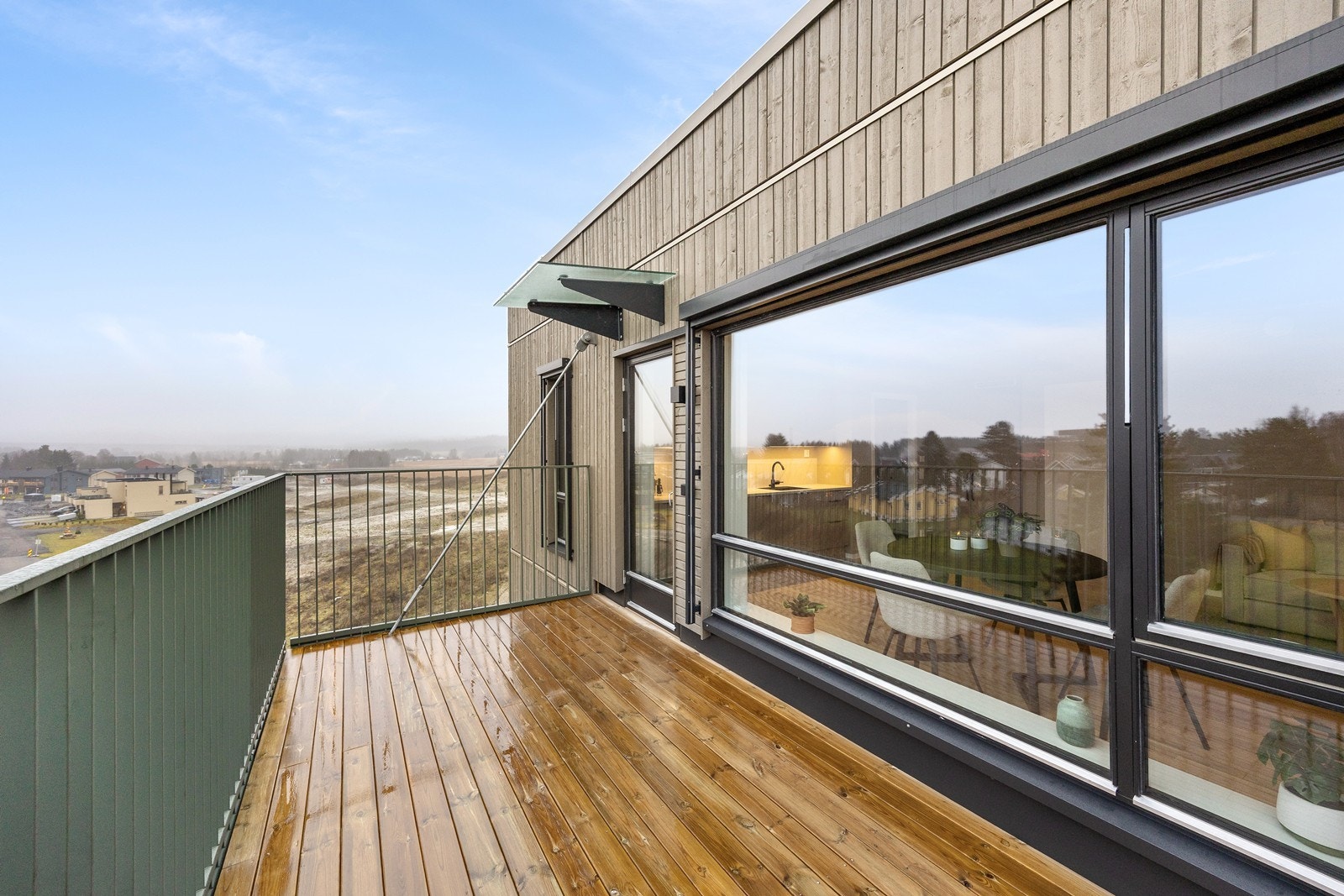 Leiligheten har en herlig balkong med utebelsyning og stikkontakt. Galleribilde