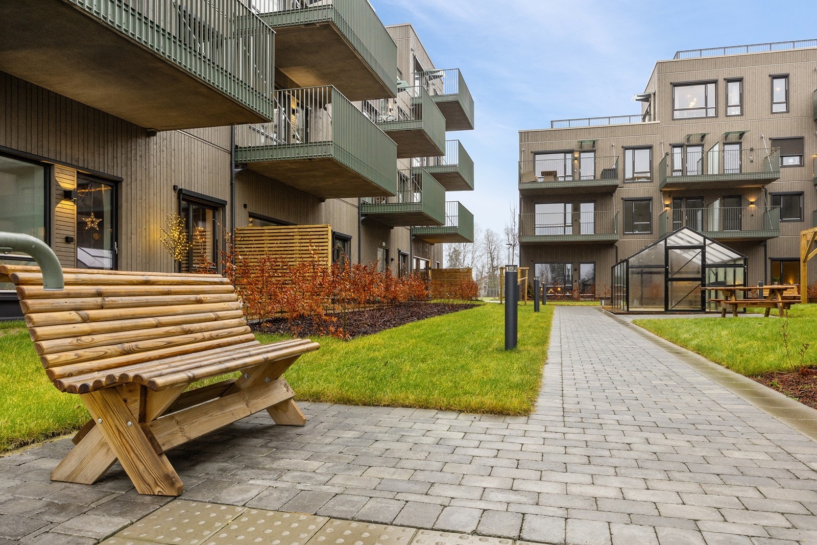 Slå deg ned på benken ute og ta en trivelig prat med din nye nabo. Galleribilde