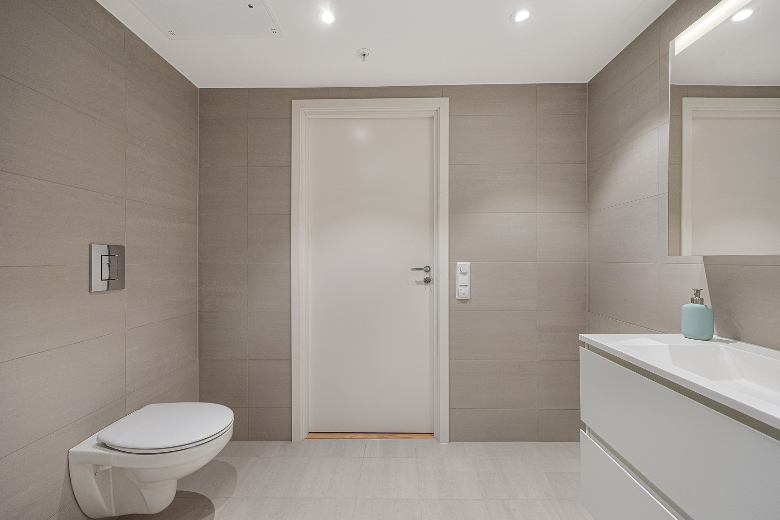 Et romslig og praktisk utformet baderom med plass til hele familien. Galleribilde