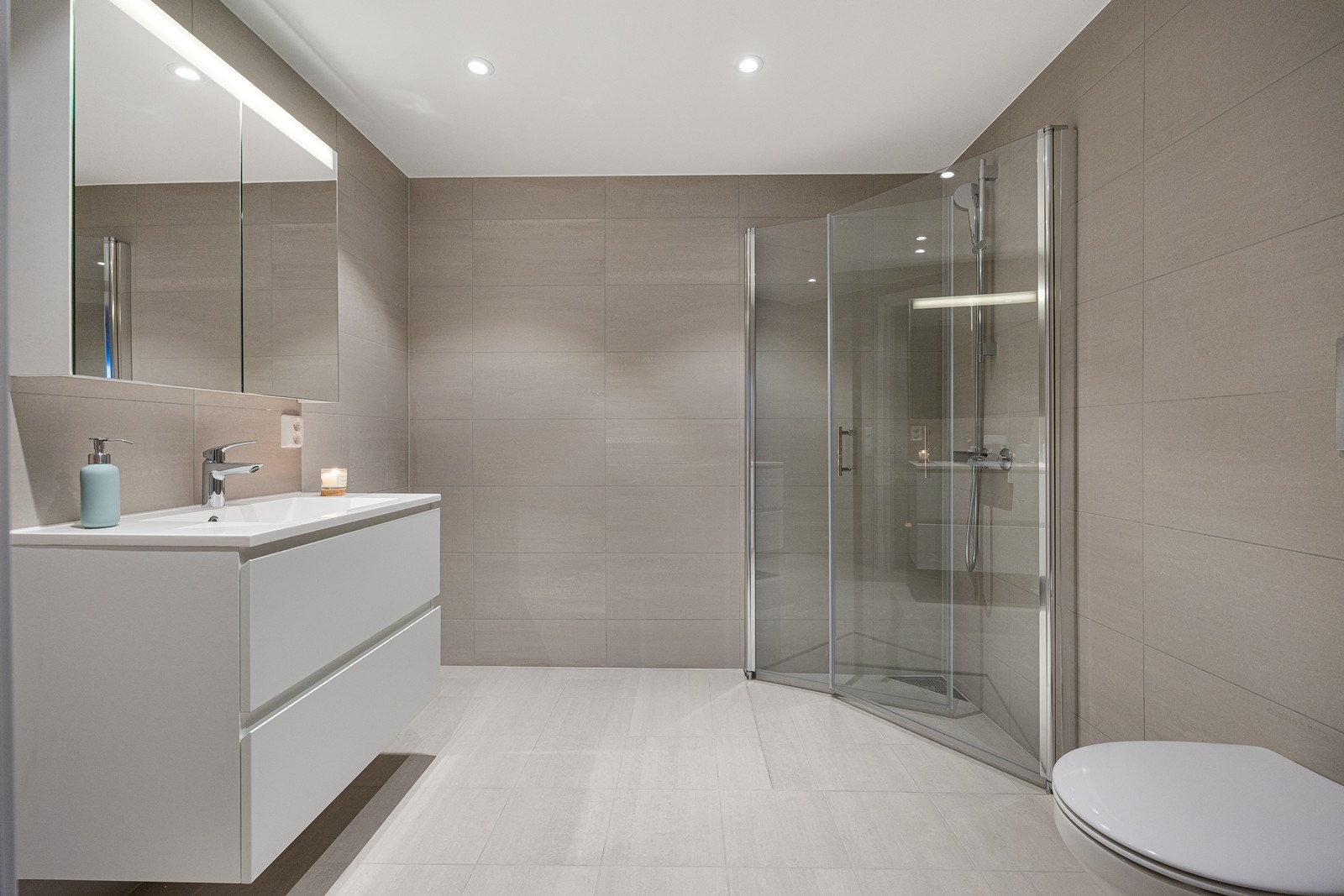 Baderommet har lekre store fliser. Galleribilde