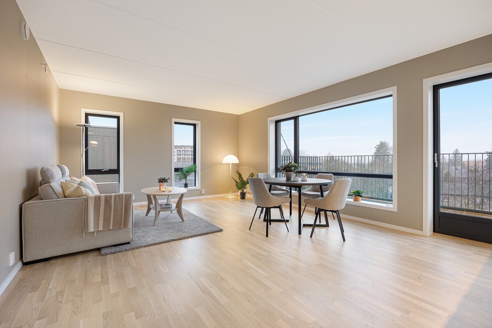 Stuen er romslig med god plass til sofakrok og spisestuemøblement. Galleribilde