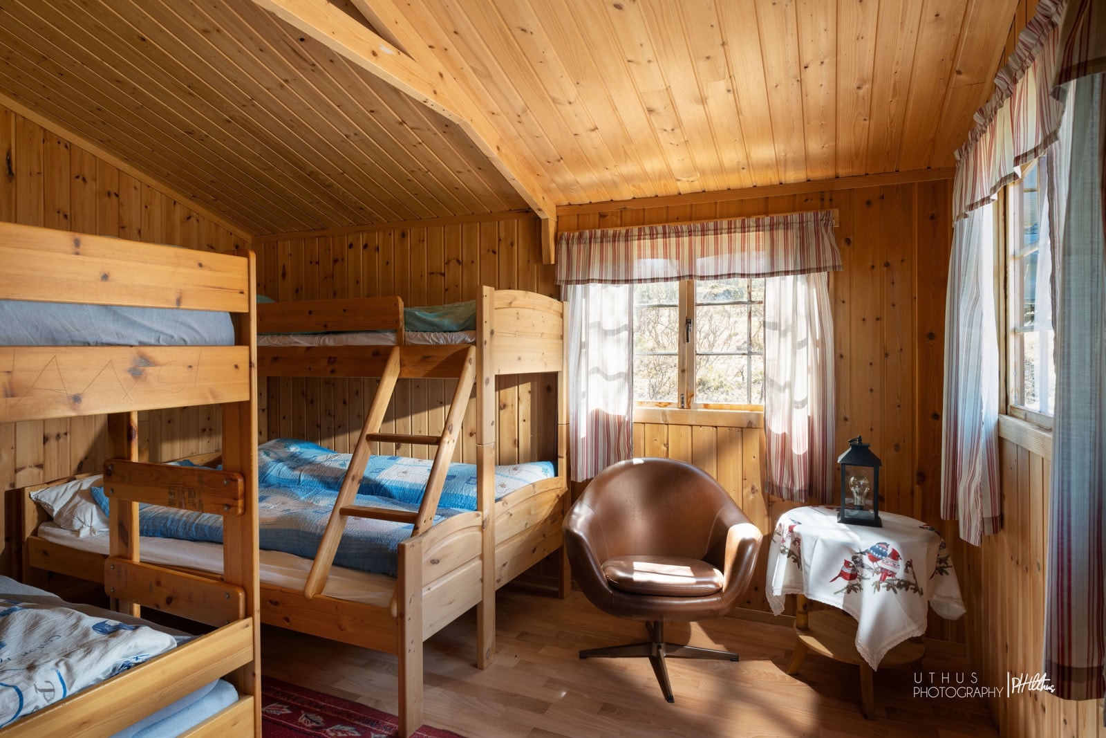 Uthuset er innredet med sengeplasss og har et åpent lagringsrom Galleribilde