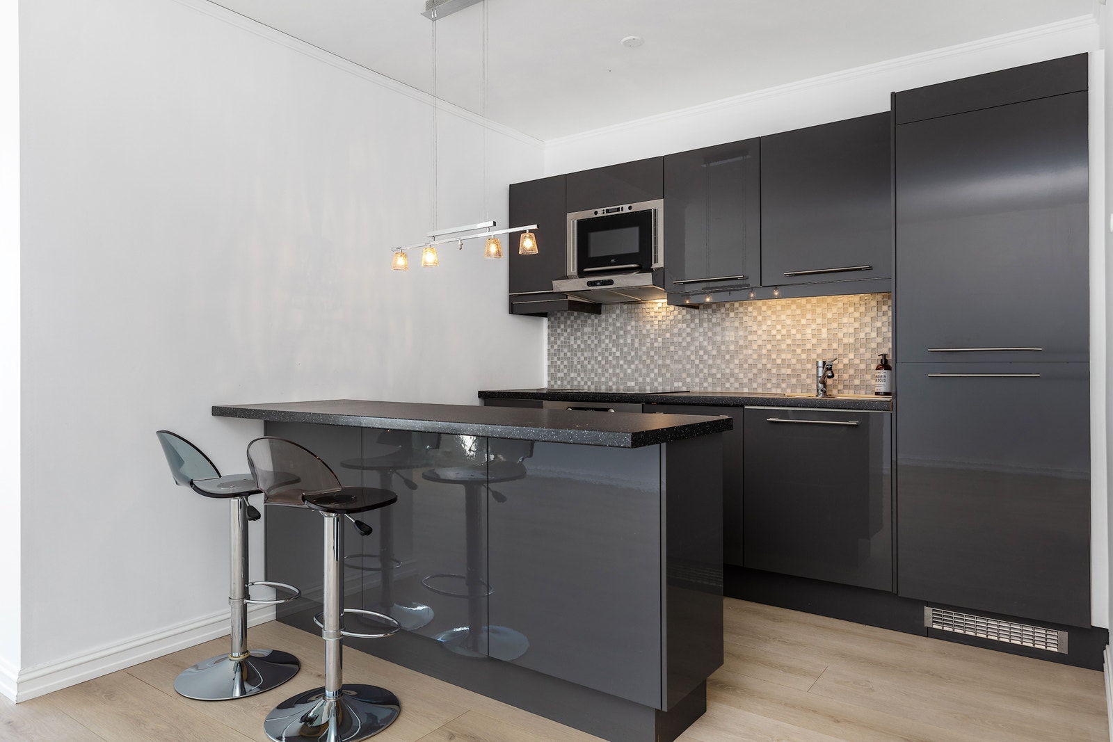 Kjøkkenet er pent og moderne med god skap- og benkeplass. Galleribilde