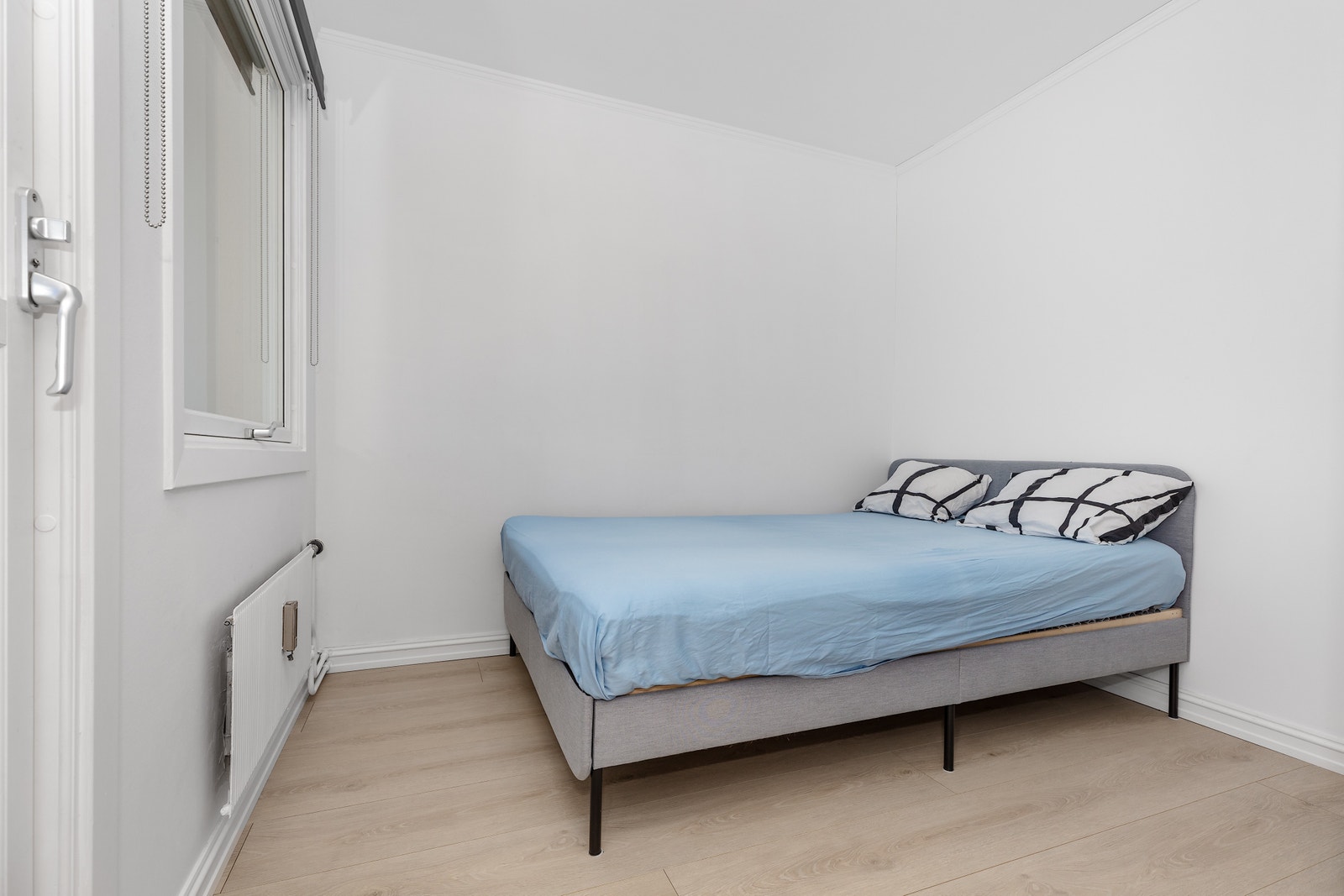 Soverommet er stort med god plass til blant annet garderobeskap. Sengen medfølger om ønskelig. Galleribilde