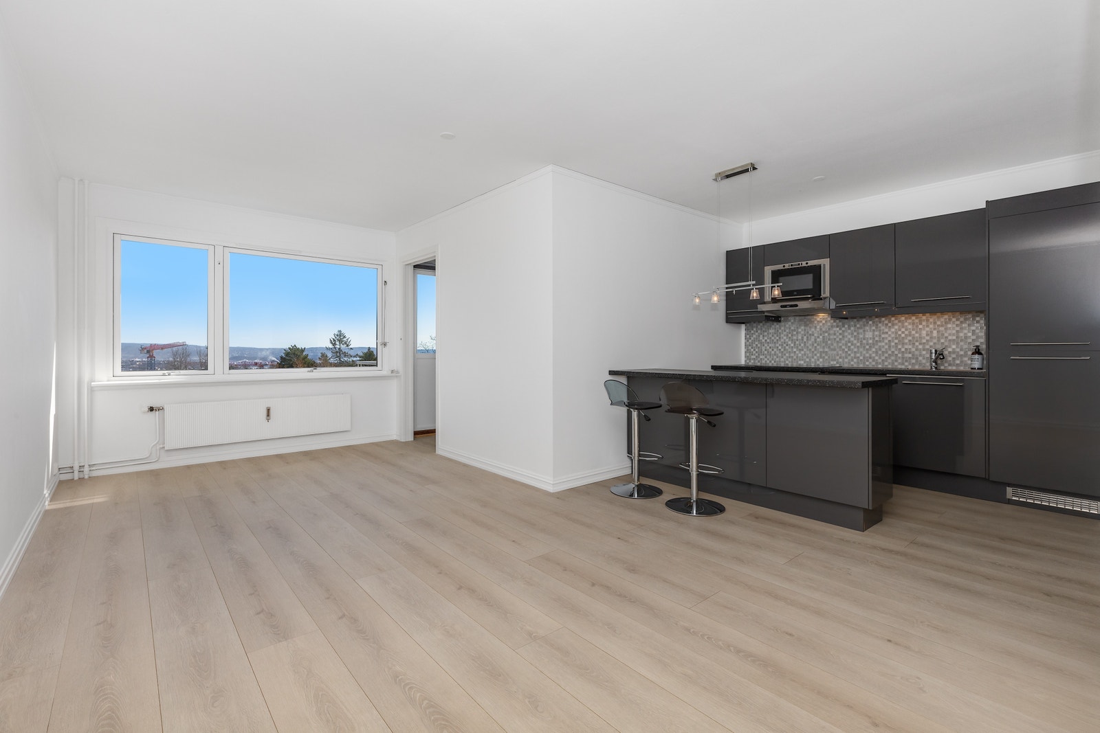 Stuen er romslig med store vindusflater som er med på å slippe inn mye naturlig lys. Galleribilde