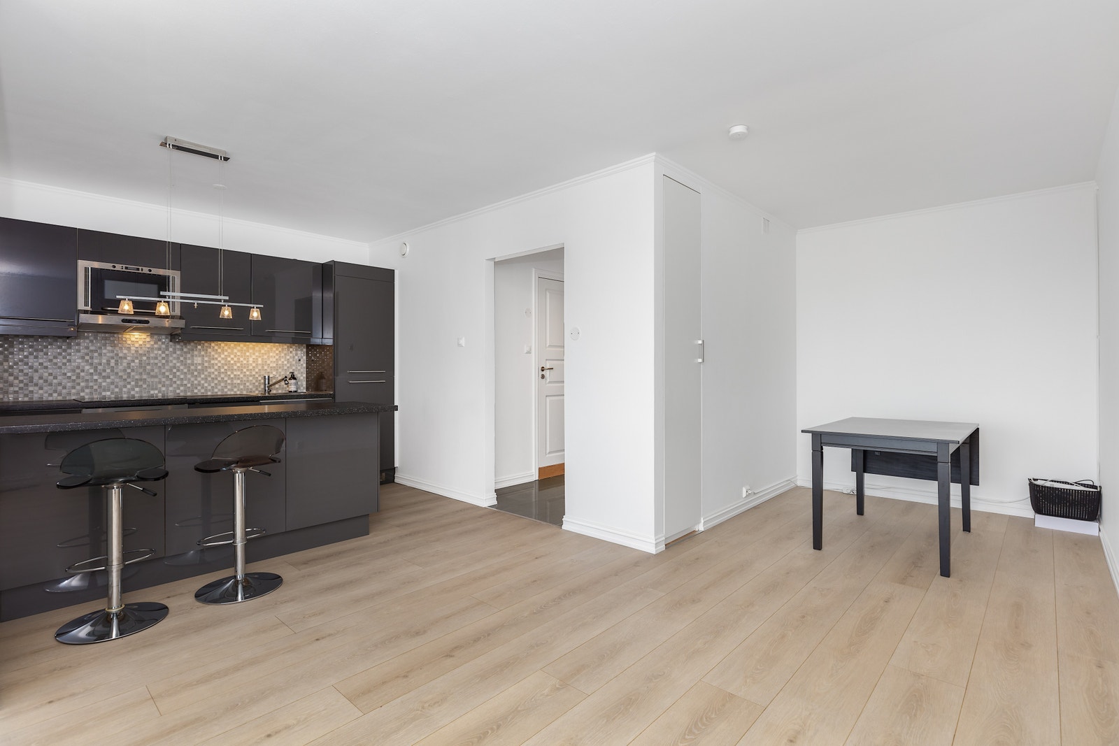 Åpen løsning på kjøkkenet er med på å skape et større sosialt aspekt ved leiligheten. Galleribilde