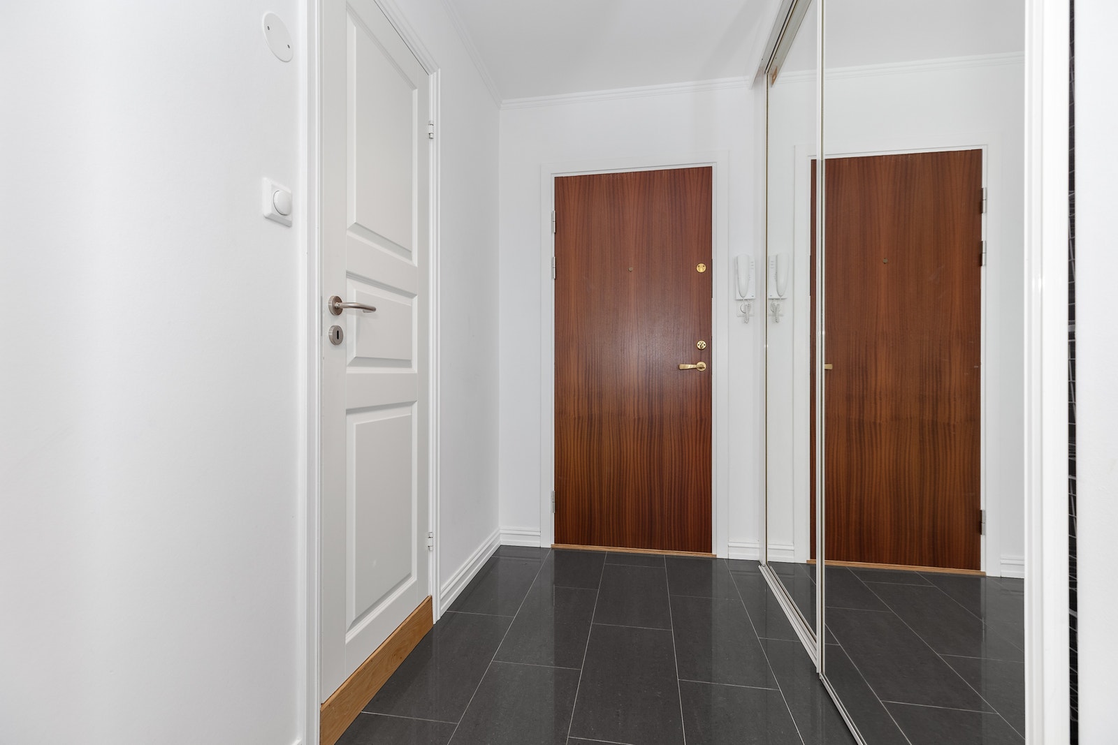 Romslig entré med innebygd skyvedørsskap med speil. Galleribilde