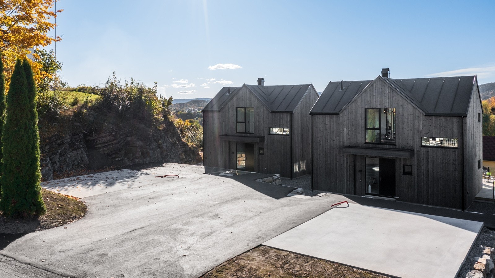 Gårdsplass er asfaltert. Det er i den forbindelse satt opp fundament til garasje. Kostnad kr. 110 000,- (inkludert i kjøpesum) Galleribilde