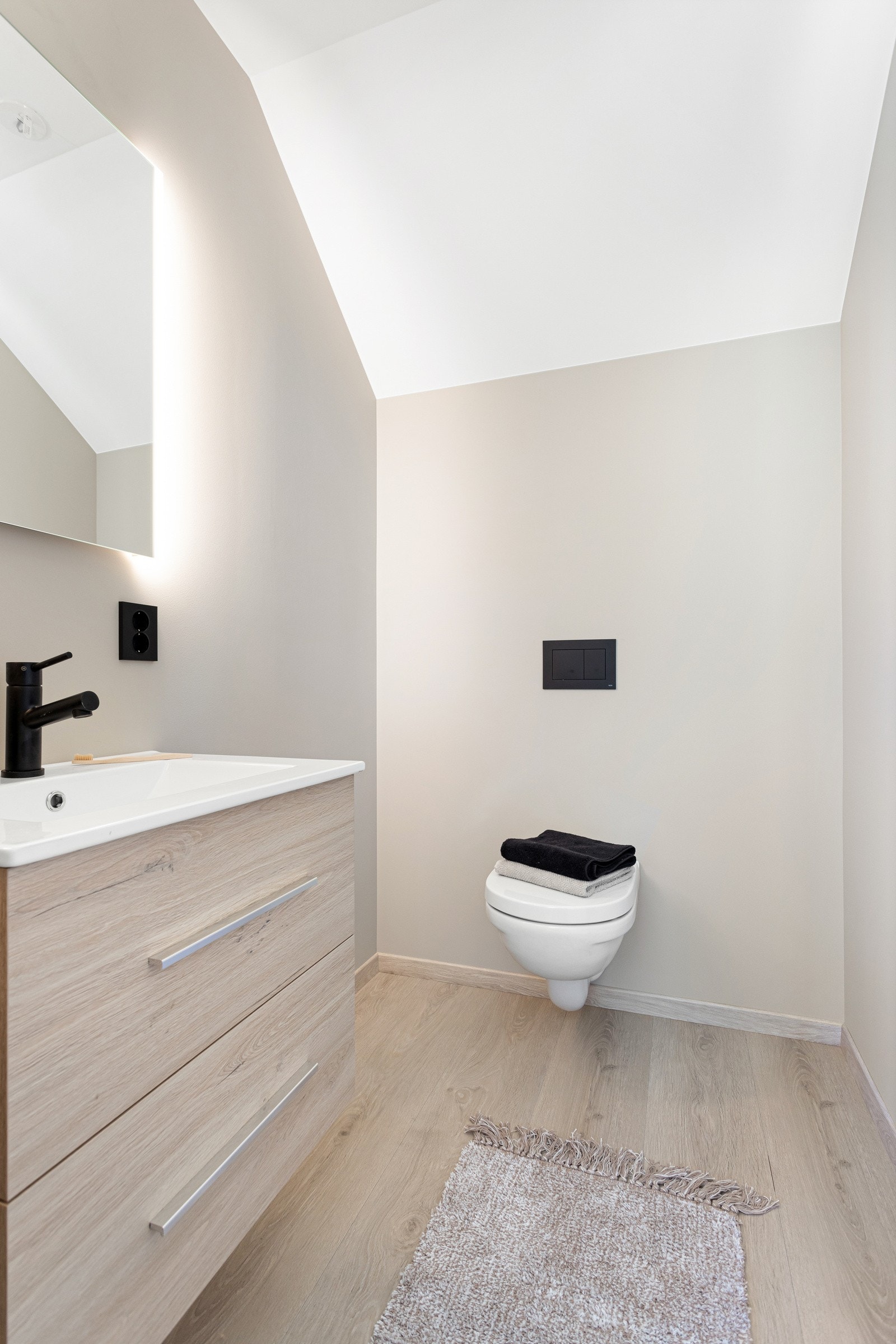 Toalettrom med innredning med heldekkende servant. Galleribilde