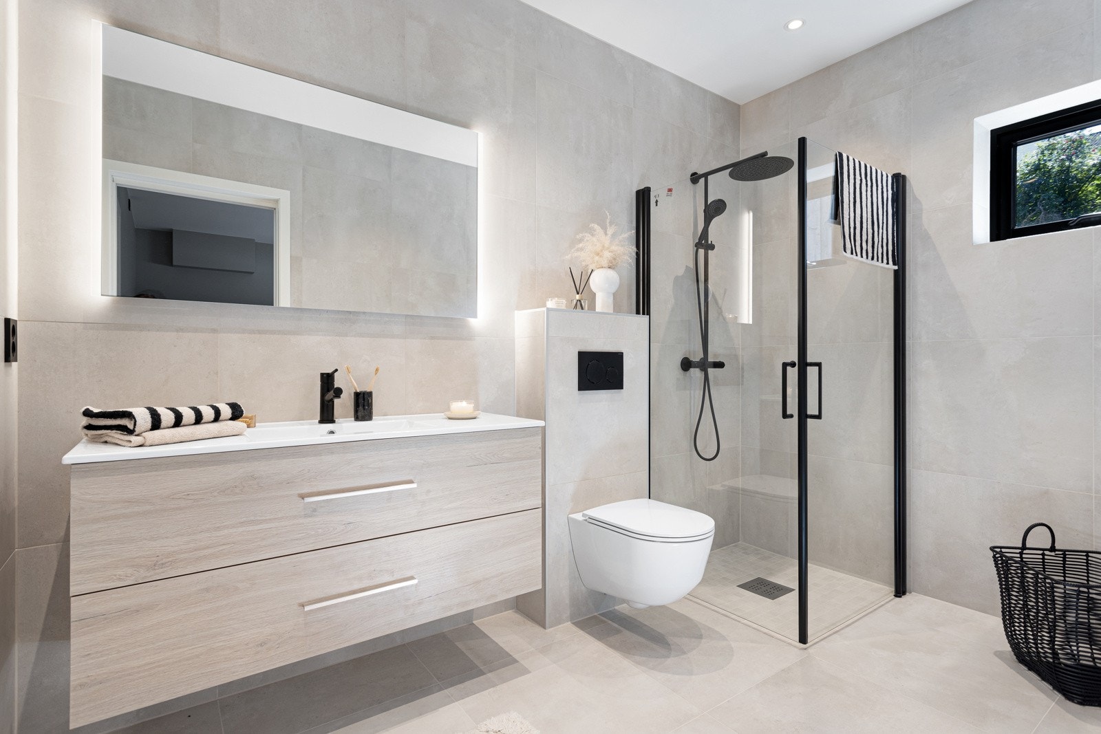 Flott bad, med moderne detaljer, 120 cm eik laminert innredning med heldekkende porselenservant. Galleribilde