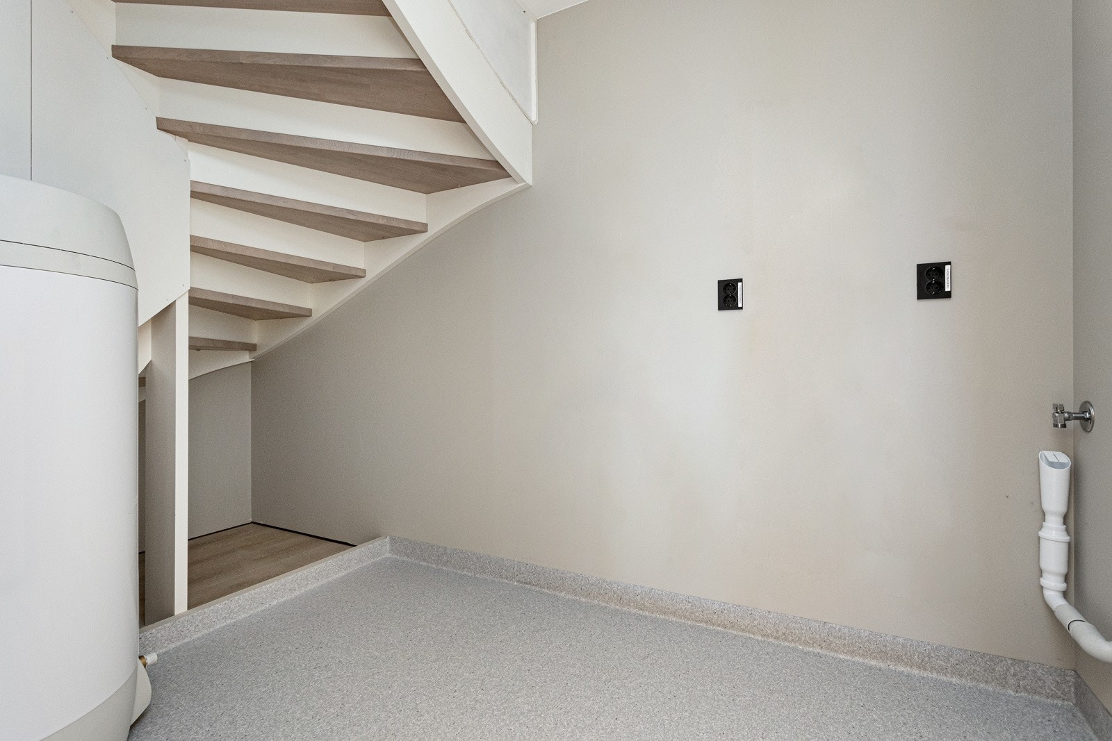 Teknisk rom/vaskerom med opplegg til vaskemaskin og tørketrommel. Galleribilde