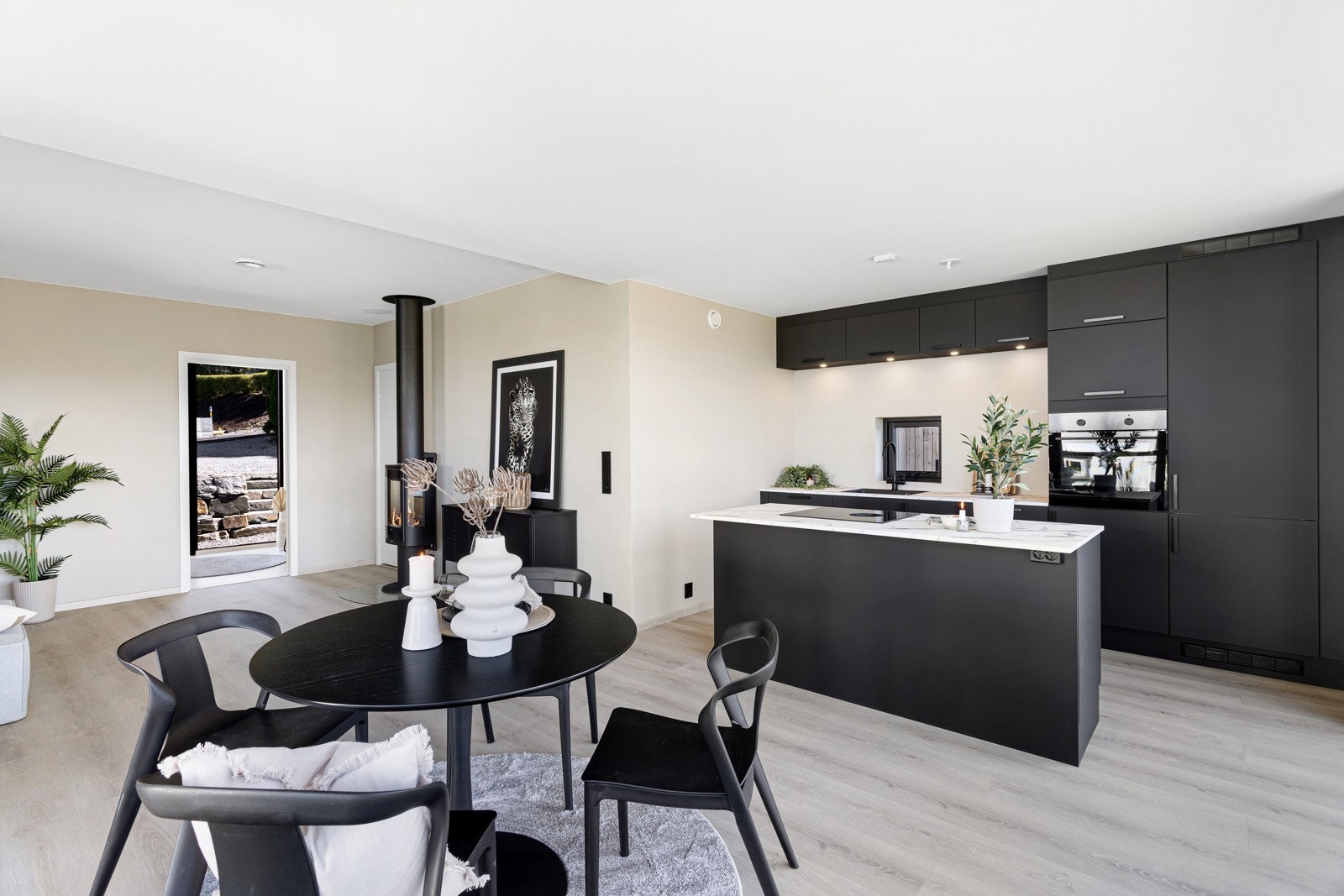 Det er 1-stavs laminat av typen Grand Avenue Champs Èlysèes på gulv. Galleribilde