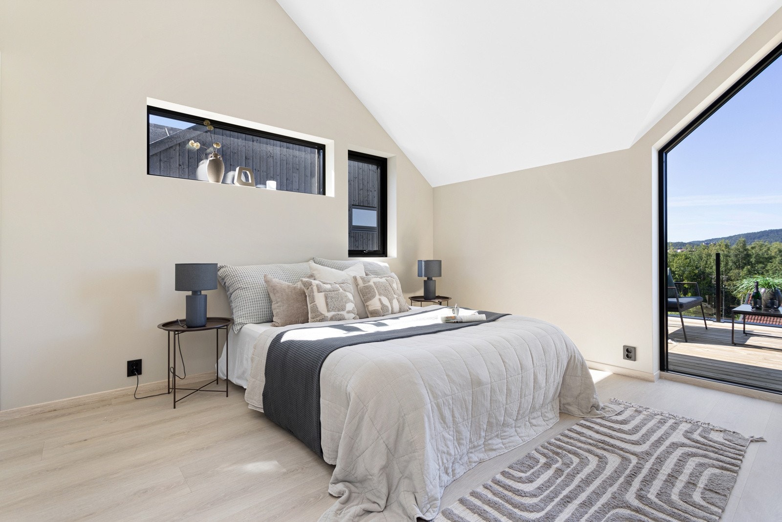 Soverom 2 har god plass til dobbeltseng, og garderobesystem. Galleribilde