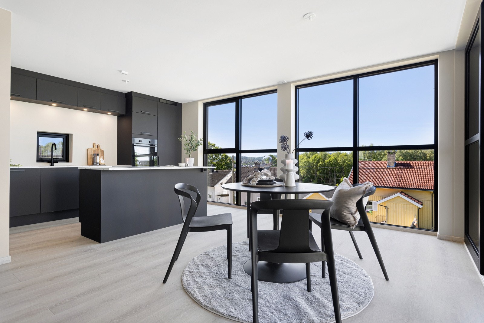 Med påkostede løsninger som blant annet utstrakt bruk av vindusflater. Galleribilde