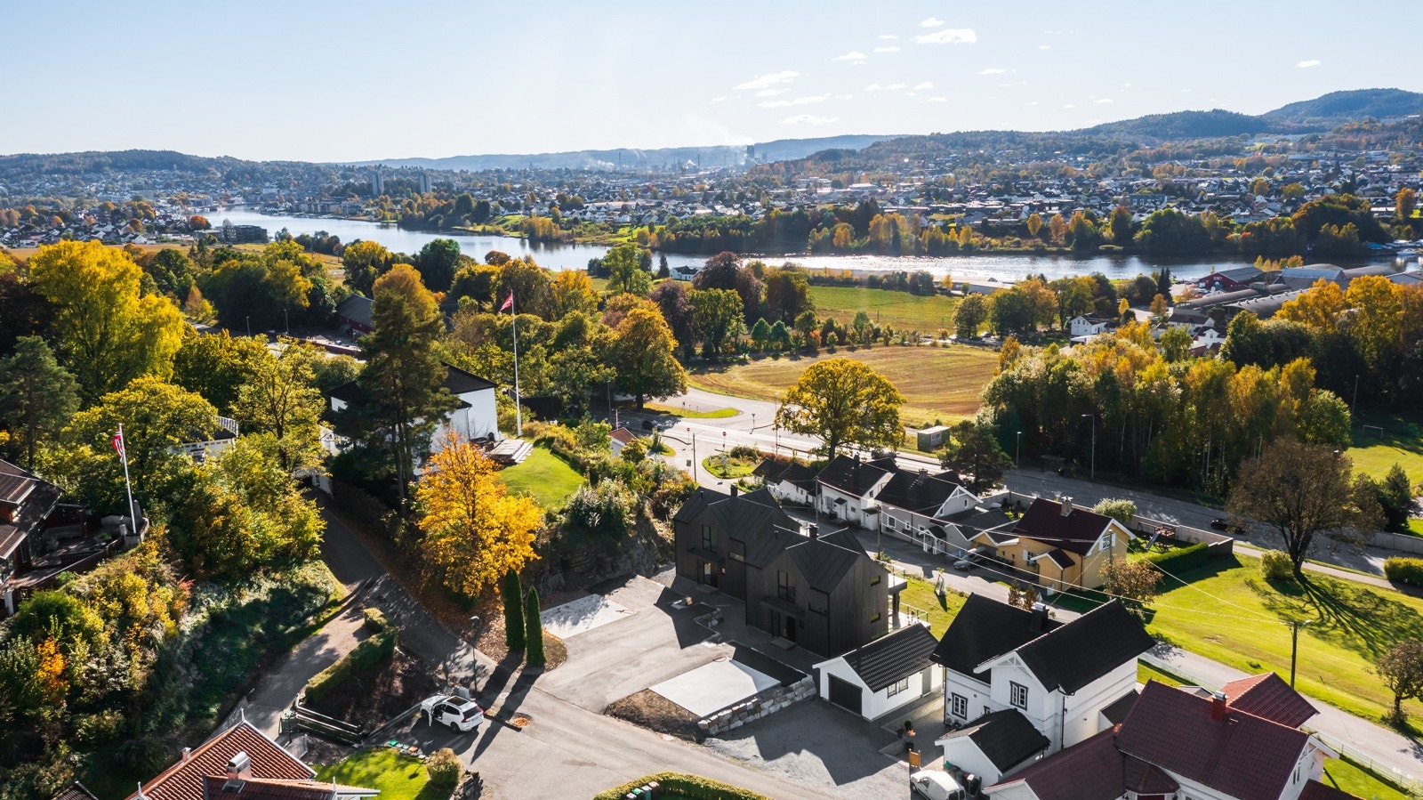 Boligen ligger skjermet til i et rolig og barnevennlig nabolag. Galleribilde